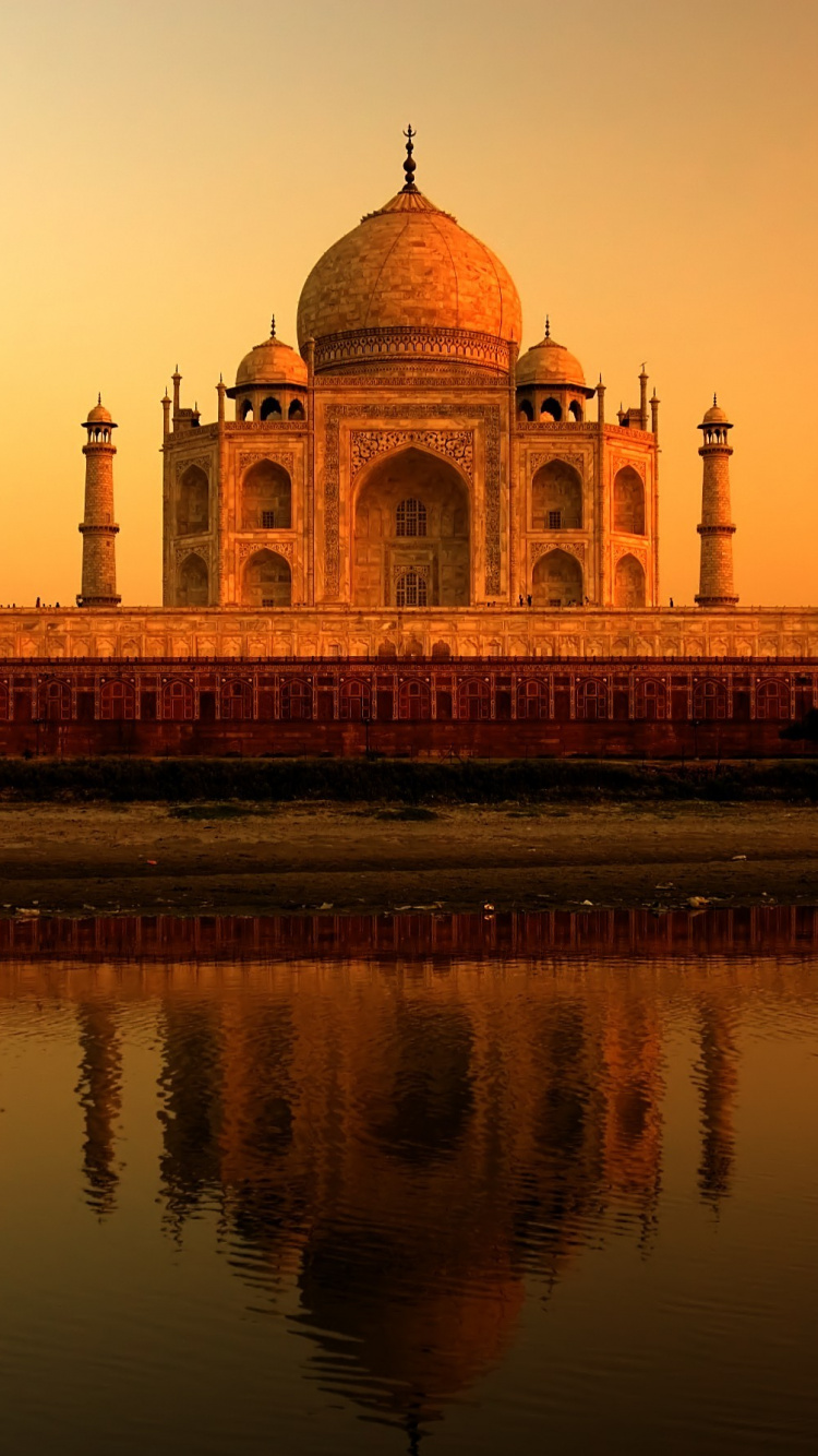 Bâtiment de Dôme Marron et Blanc Près D'un Plan D'eau Pendant la Journée. Wallpaper in 750x1334 Resolution