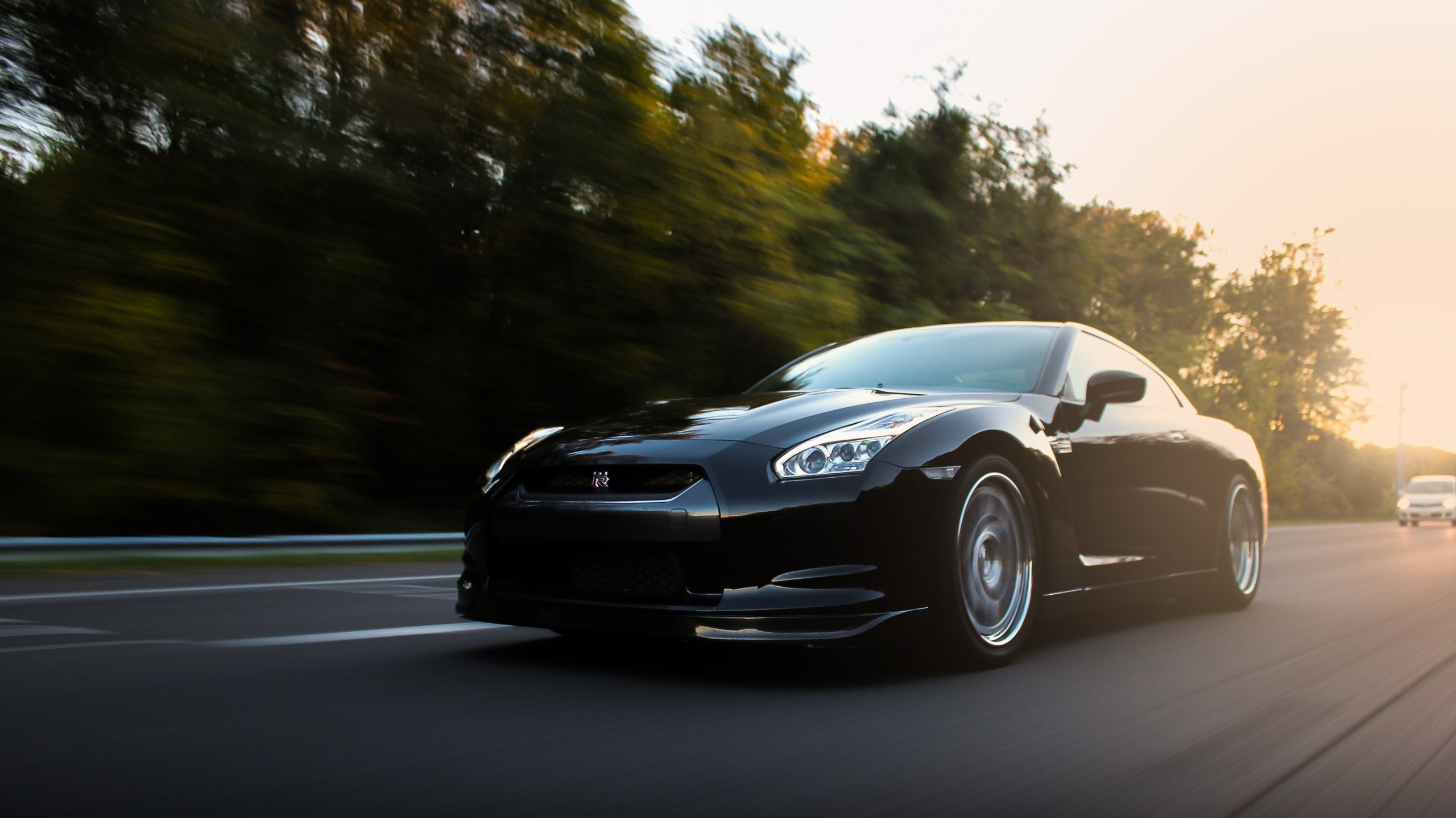 Porsche 911 Blanche Sur Route Pendant la Journée. Wallpaper in 2560x1440 Resolution