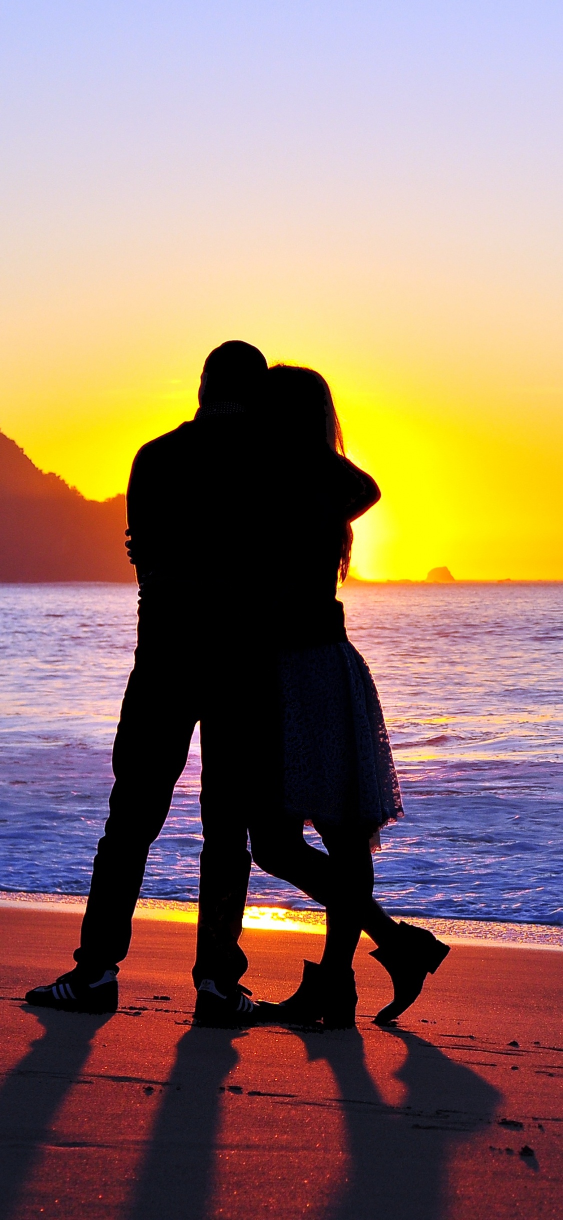 Pareja, Gente en la Playa, Playa, Mar, Oceano. Wallpaper in 1125x2436 Resolution