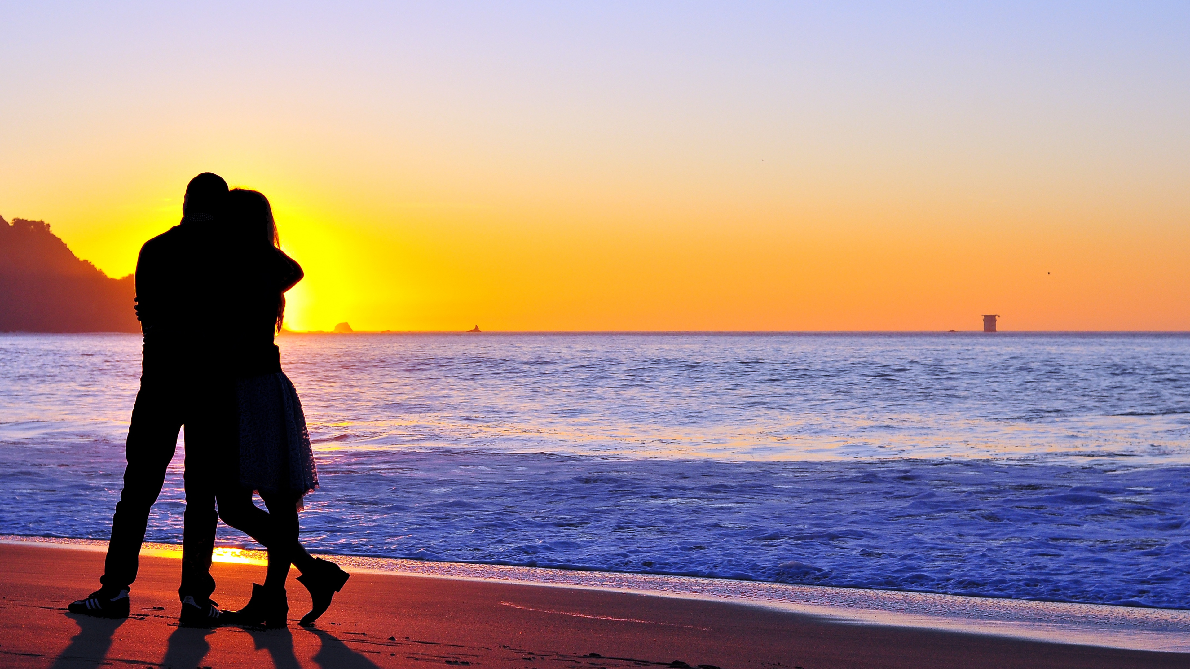 Pareja, Gente en la Playa, Playa, Mar, Oceano. Wallpaper in 3840x2160 Resolution