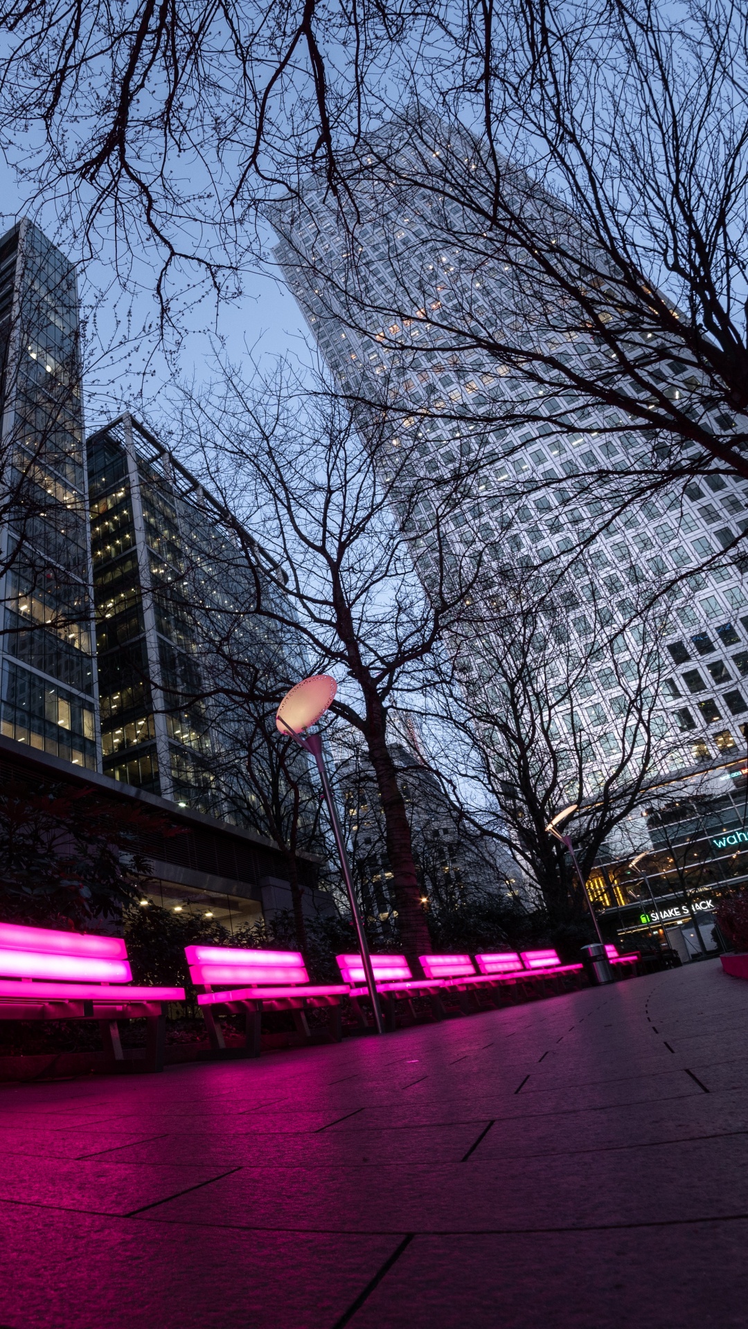 Leute, Die Nachts Auf Der Straße Gehen. Wallpaper in 1080x1920 Resolution