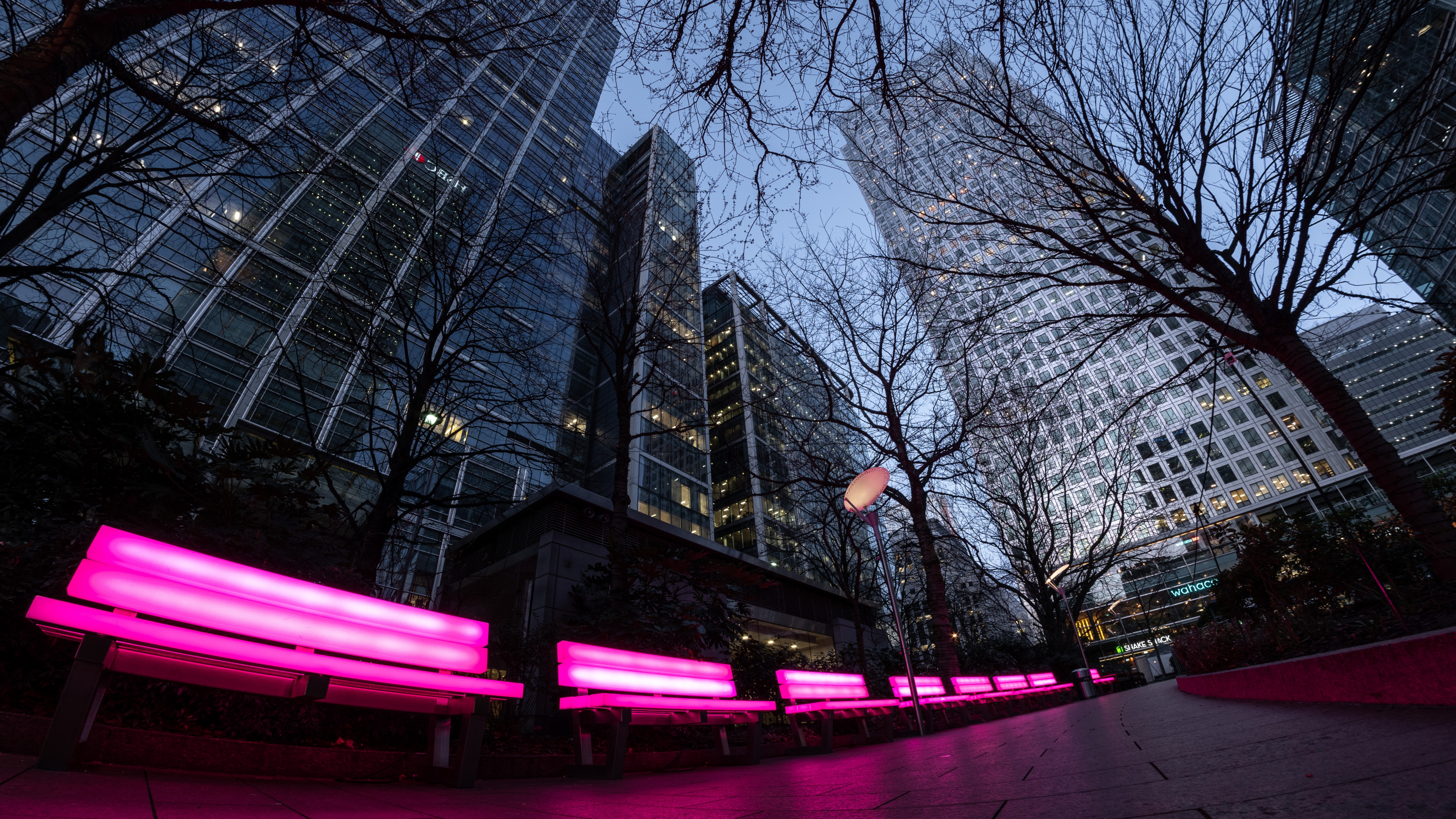 Personnes Marchant Dans la Rue Pendant la Nuit. Wallpaper in 3840x2160 Resolution