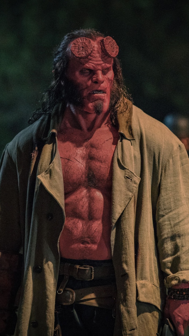 L'homme en Manteau Brun Debout Sur le Terrain D'herbe Verte Pendant la Journée. Wallpaper in 720x1280 Resolution