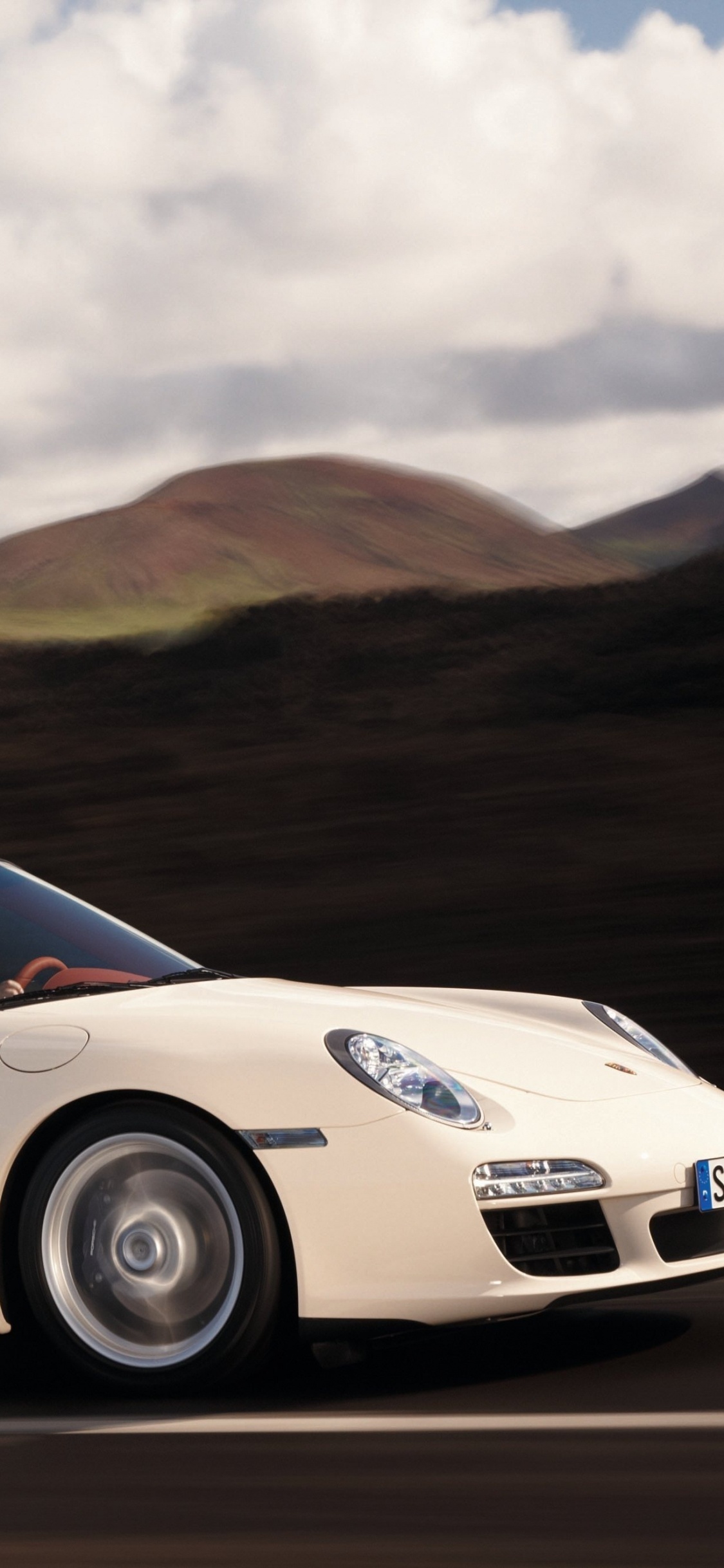 Weißer Porsche 911 Tagsüber Unterwegs. Wallpaper in 1125x2436 Resolution