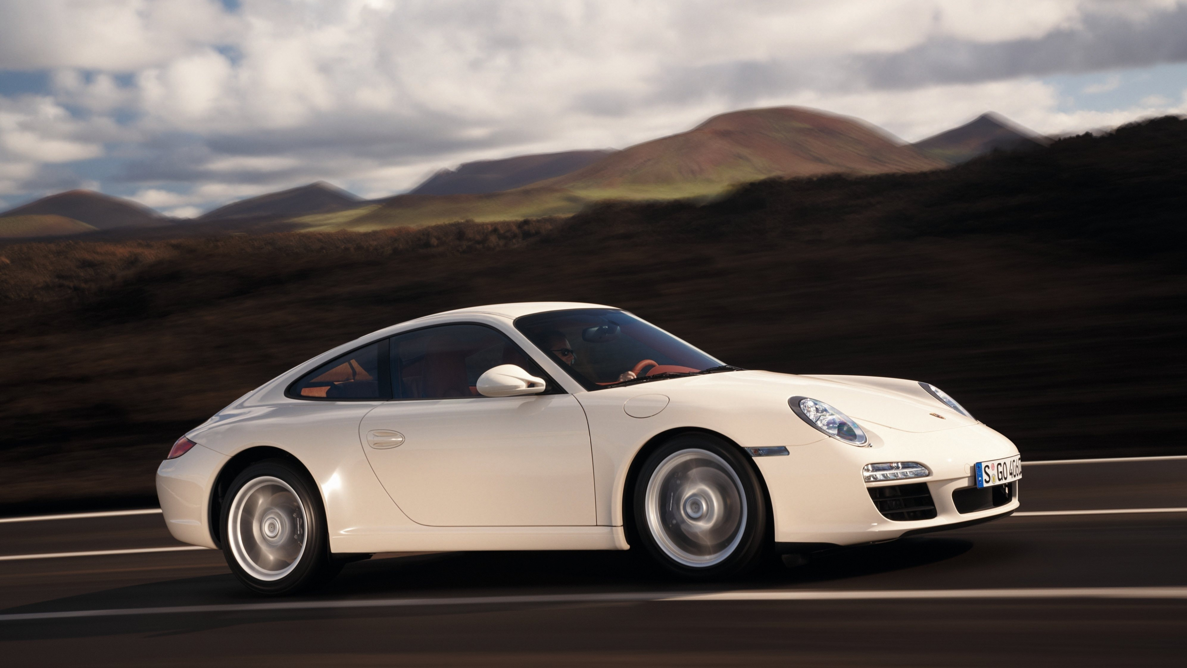 Porsche 911 Blanco en la Carretera Durante el Día. Wallpaper in 3840x2160 Resolution