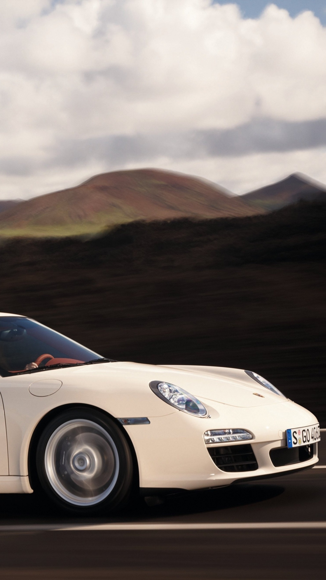 Porsche 911 Blanche Sur Route Pendant la Journée. Wallpaper in 1080x1920 Resolution