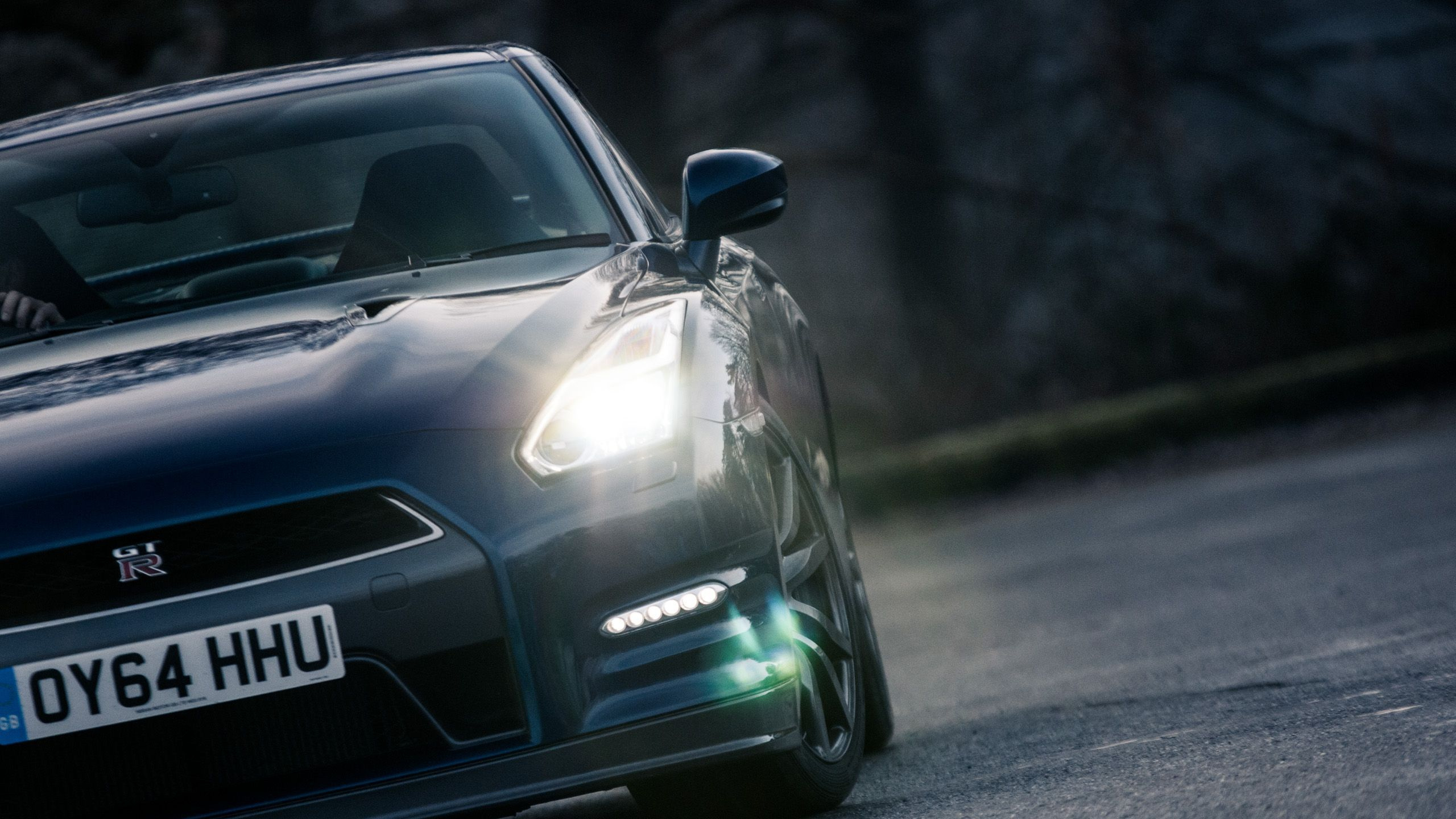 Porsche 911 Noire Sur Route Pendant la Journée. Wallpaper in 2560x1440 Resolution