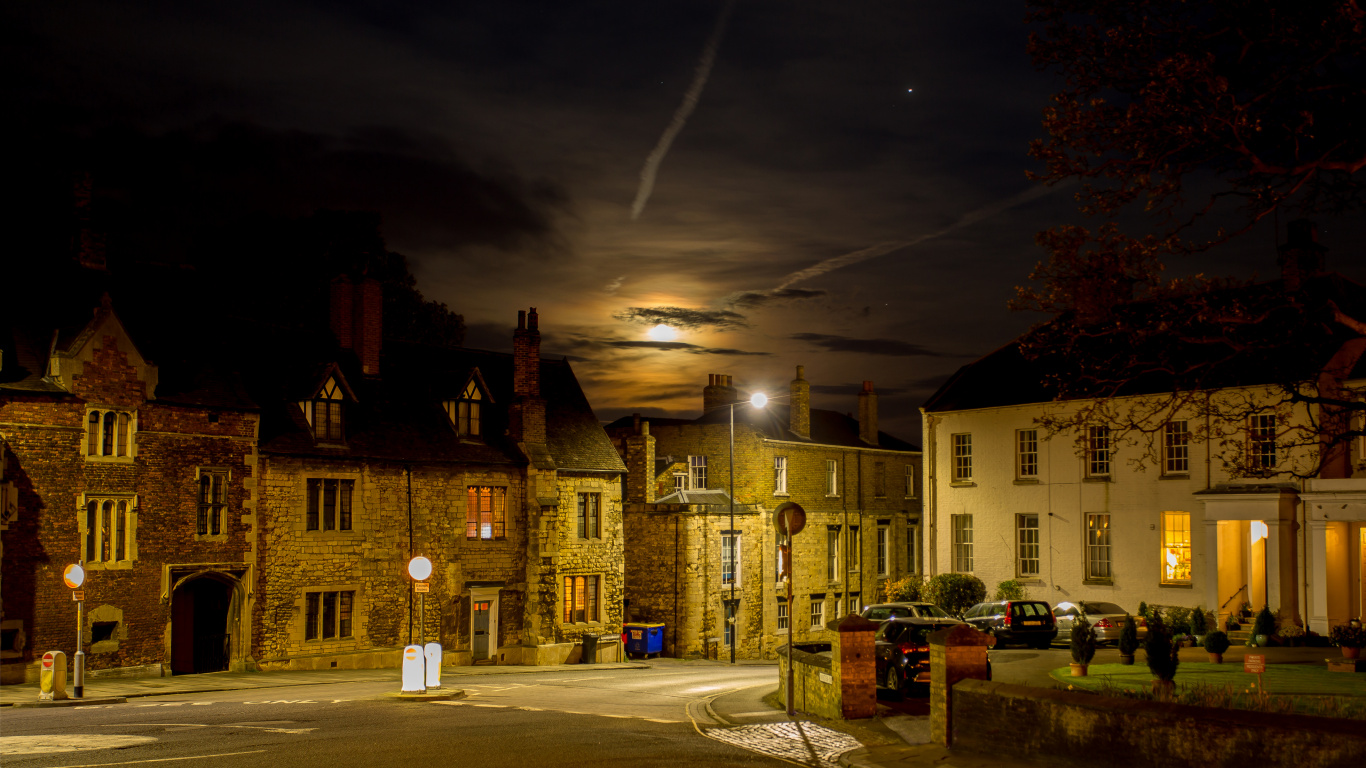 Bâtiment en Béton Brun Pendant la Nuit. Wallpaper in 1366x768 Resolution