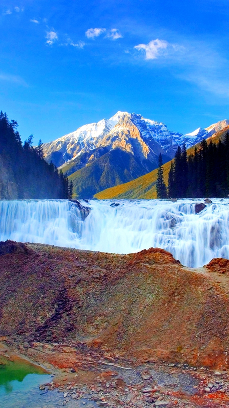 Cascades Près de la Montagne Brune et Verte Sous un Ciel Bleu Pendant la Journée. Wallpaper in 750x1334 Resolution