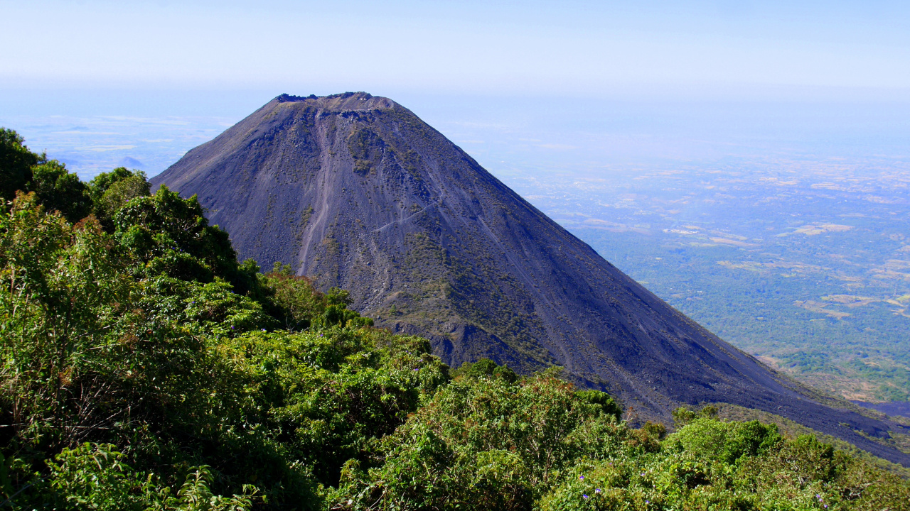 Árboles Verdes Cerca de la Montaña Bajo Nubes Blancas Durante el Día. Wallpaper in 1280x720 Resolution