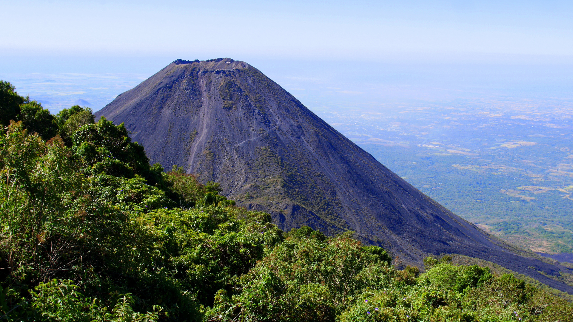 Árboles Verdes Cerca de la Montaña Bajo Nubes Blancas Durante el Día. Wallpaper in 1920x1080 Resolution
