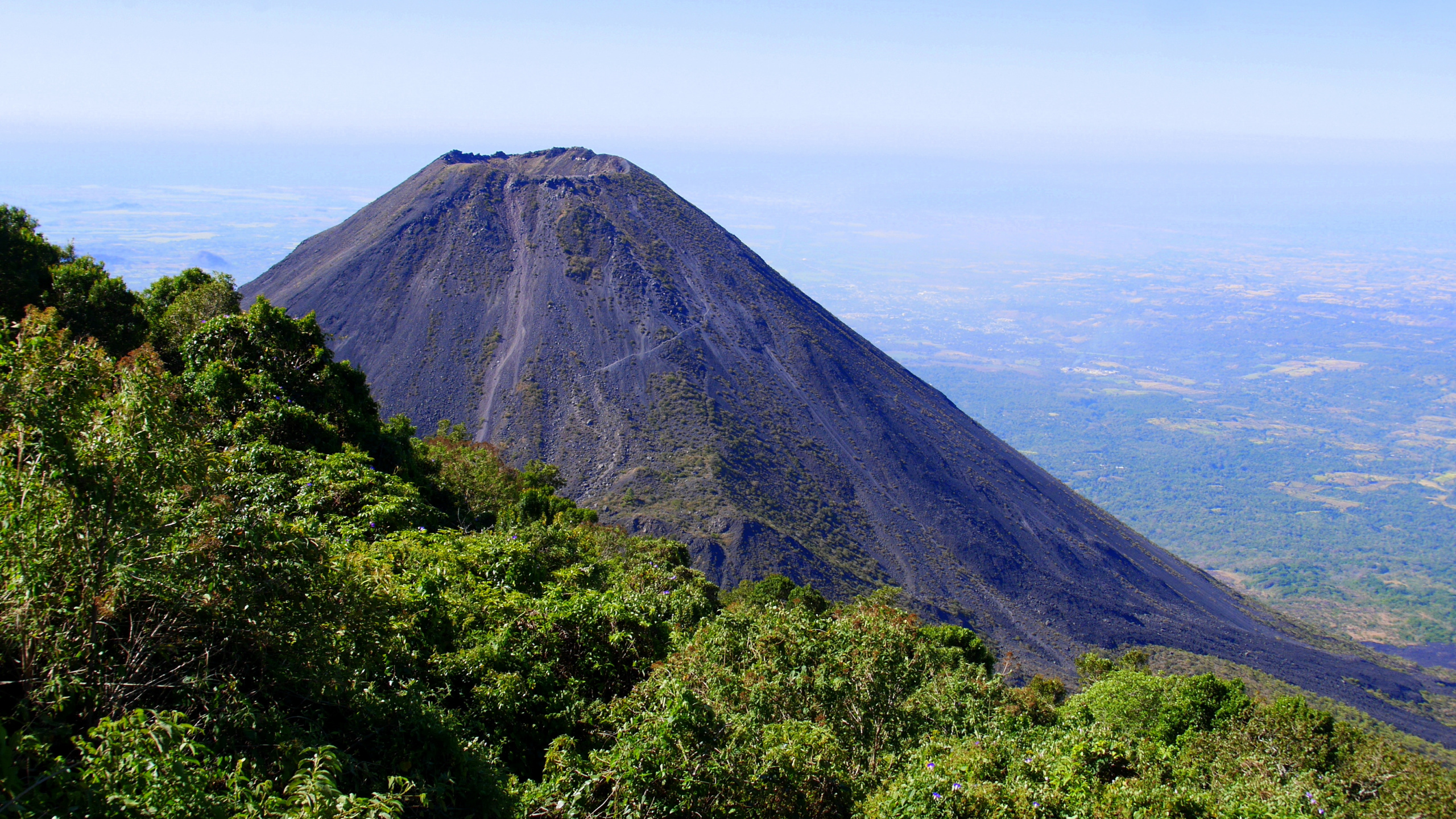 Árboles Verdes Cerca de la Montaña Bajo Nubes Blancas Durante el Día. Wallpaper in 2560x1440 Resolution