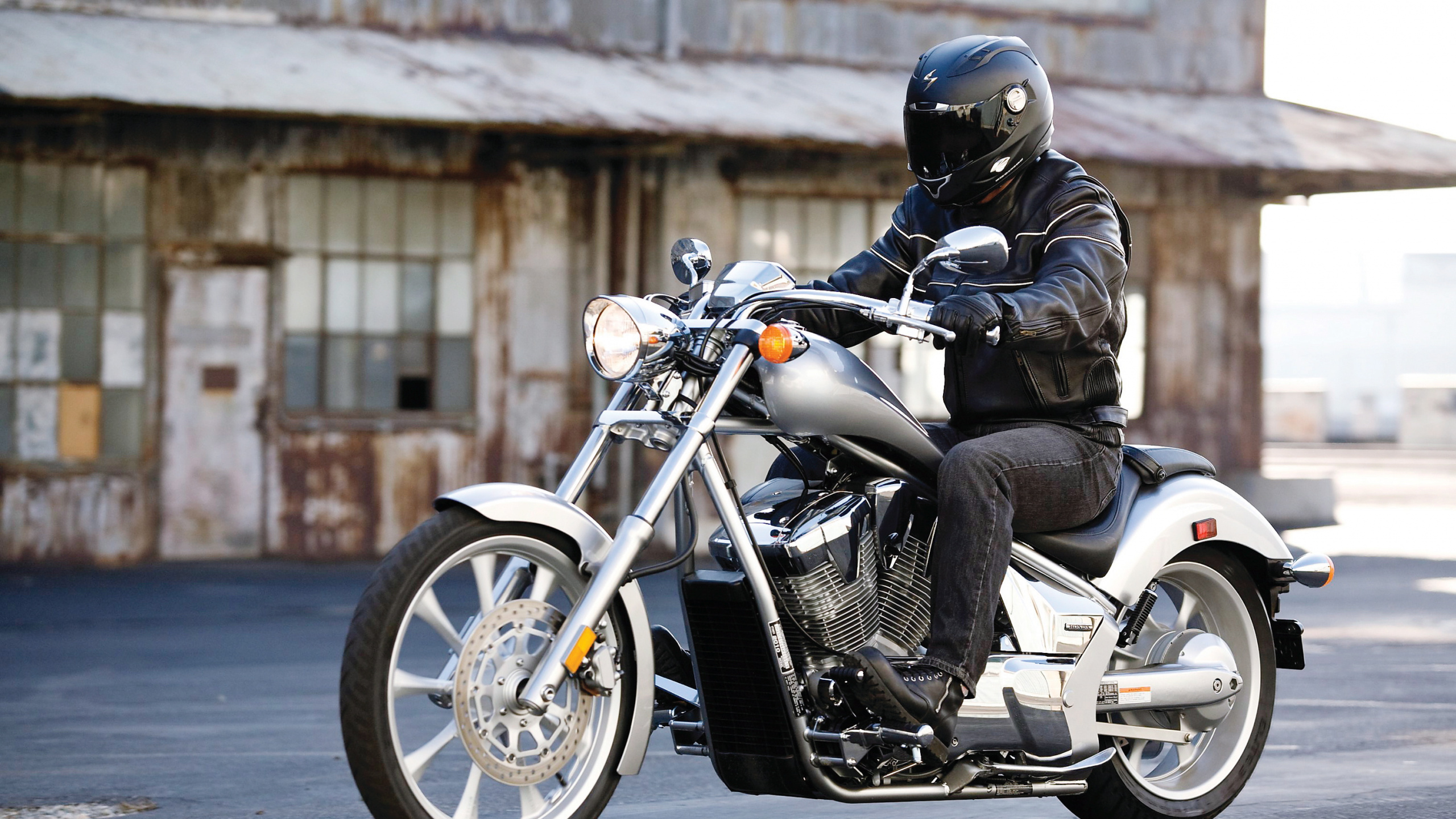 Motocicleta Negra y Plateada Estacionada en la Carretera de Hormigón Gris Durante el Día. Wallpaper in 2560x1440 Resolution