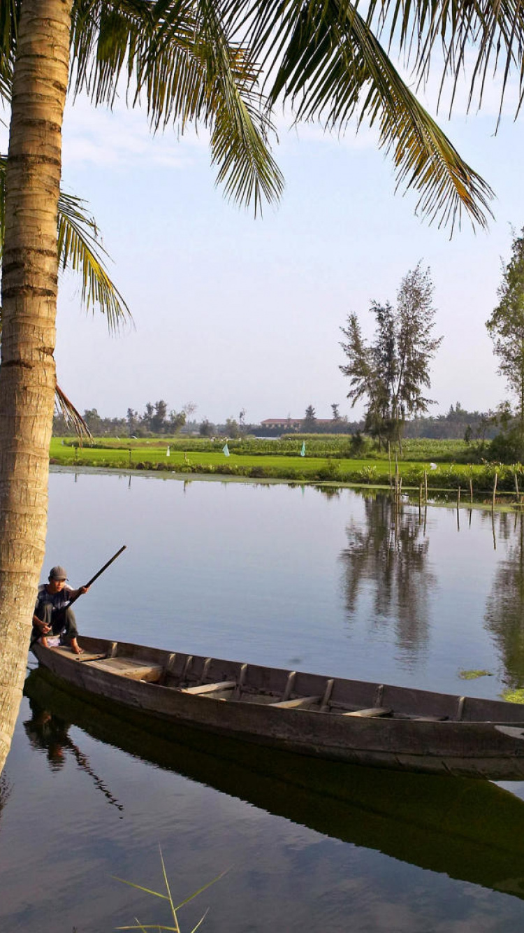 Bateau en Bois Brun Sur le Lac Pendant la Journée. Wallpaper in 750x1334 Resolution