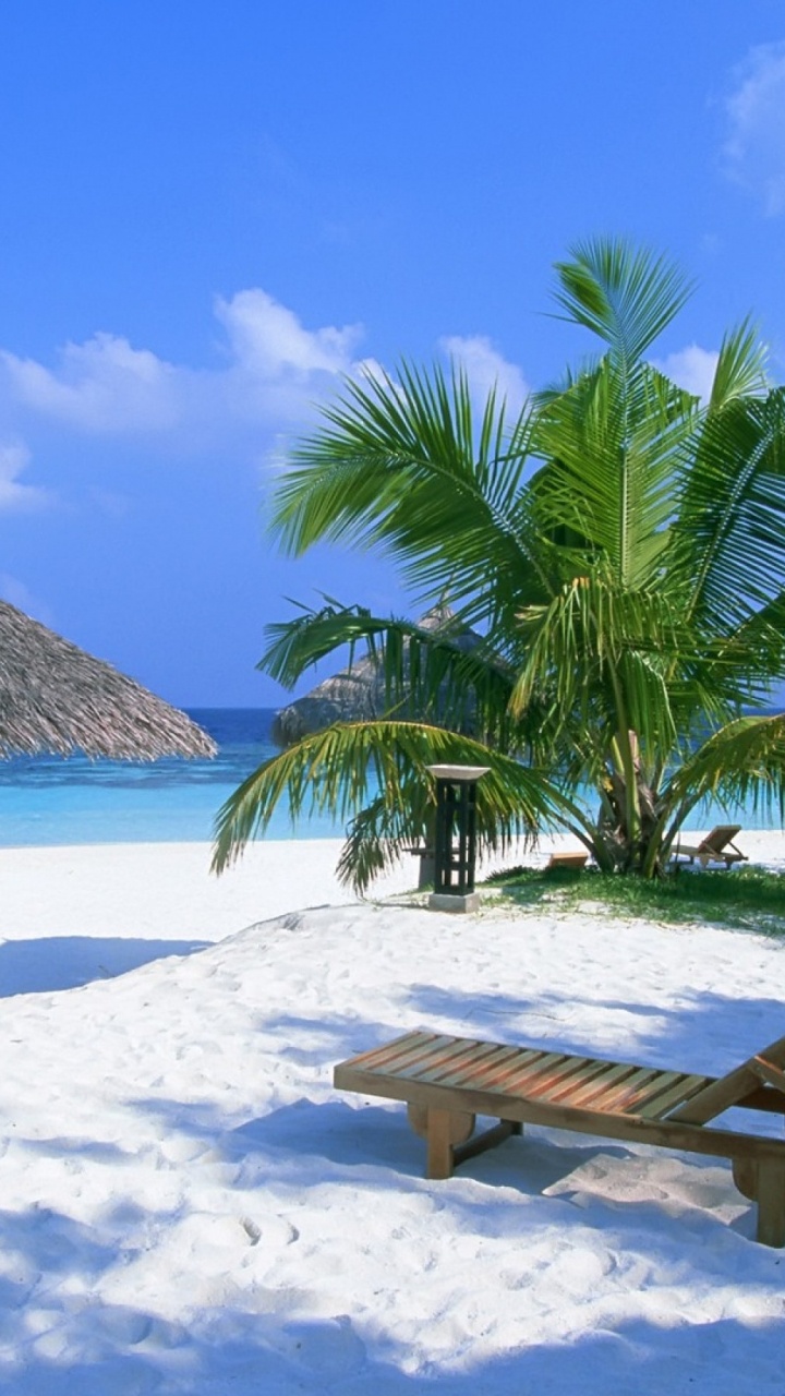 Braune Holzliegen am Weißen Sandstrand White. Wallpaper in 720x1280 Resolution