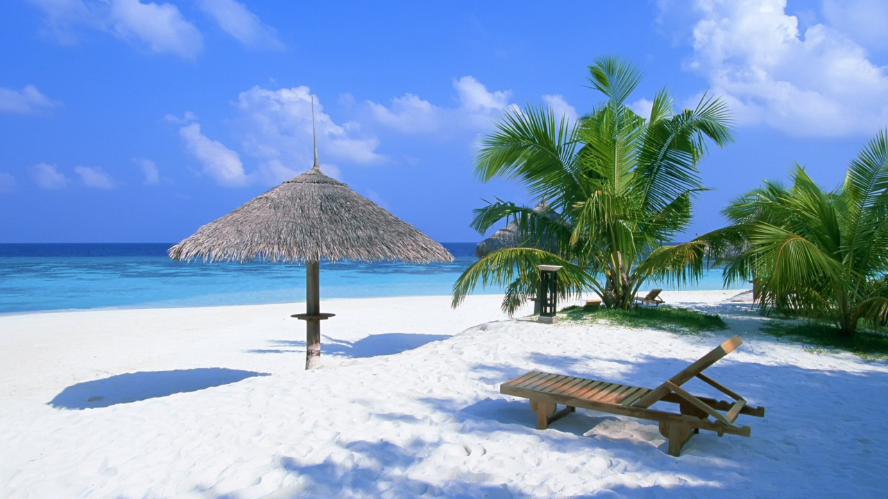 Chaises Longues de Plage en Bois Marron Sur la Plage de Sable Blanc. Wallpaper in 1280x720 Resolution