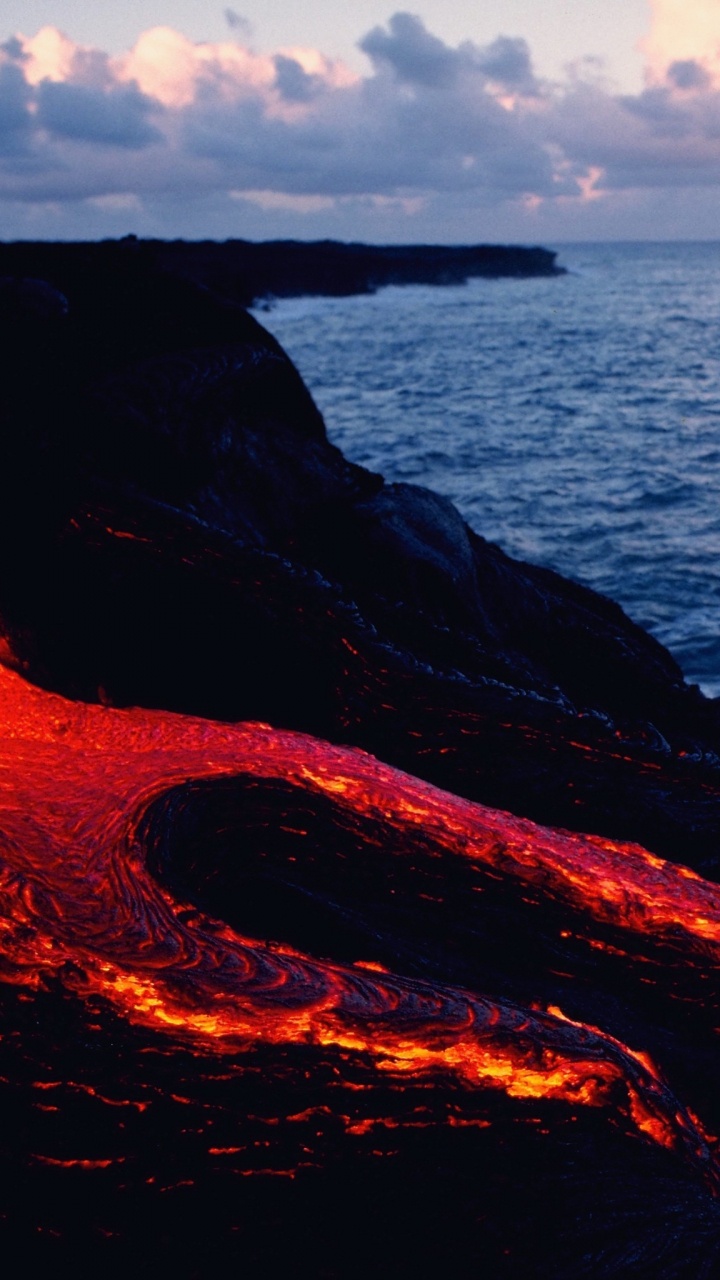 Braune Felsformation in Der Nähe Eines Gewässers Tagsüber. Wallpaper in 720x1280 Resolution