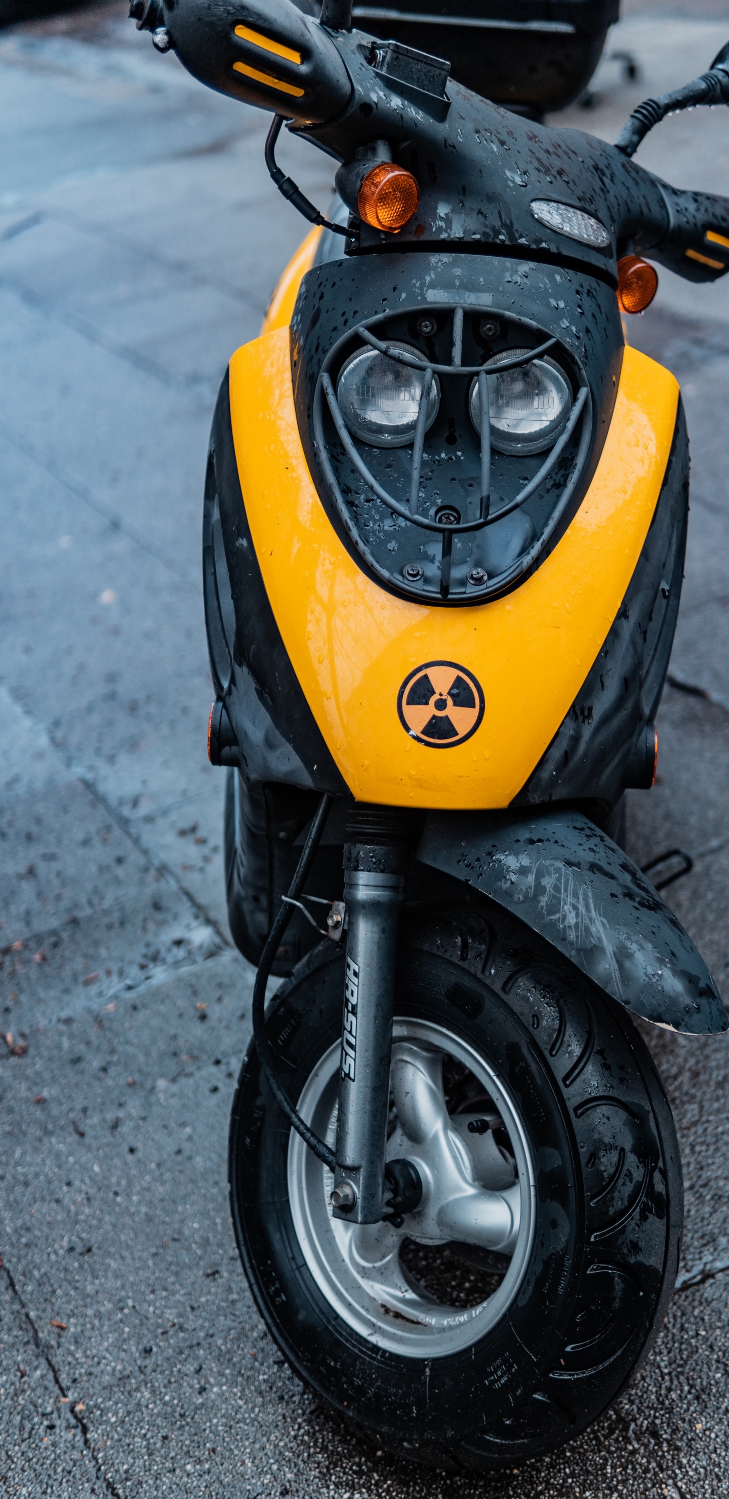 Moto Jaune et Noire Sur Route en Béton Gris. Wallpaper in 1440x2960 Resolution