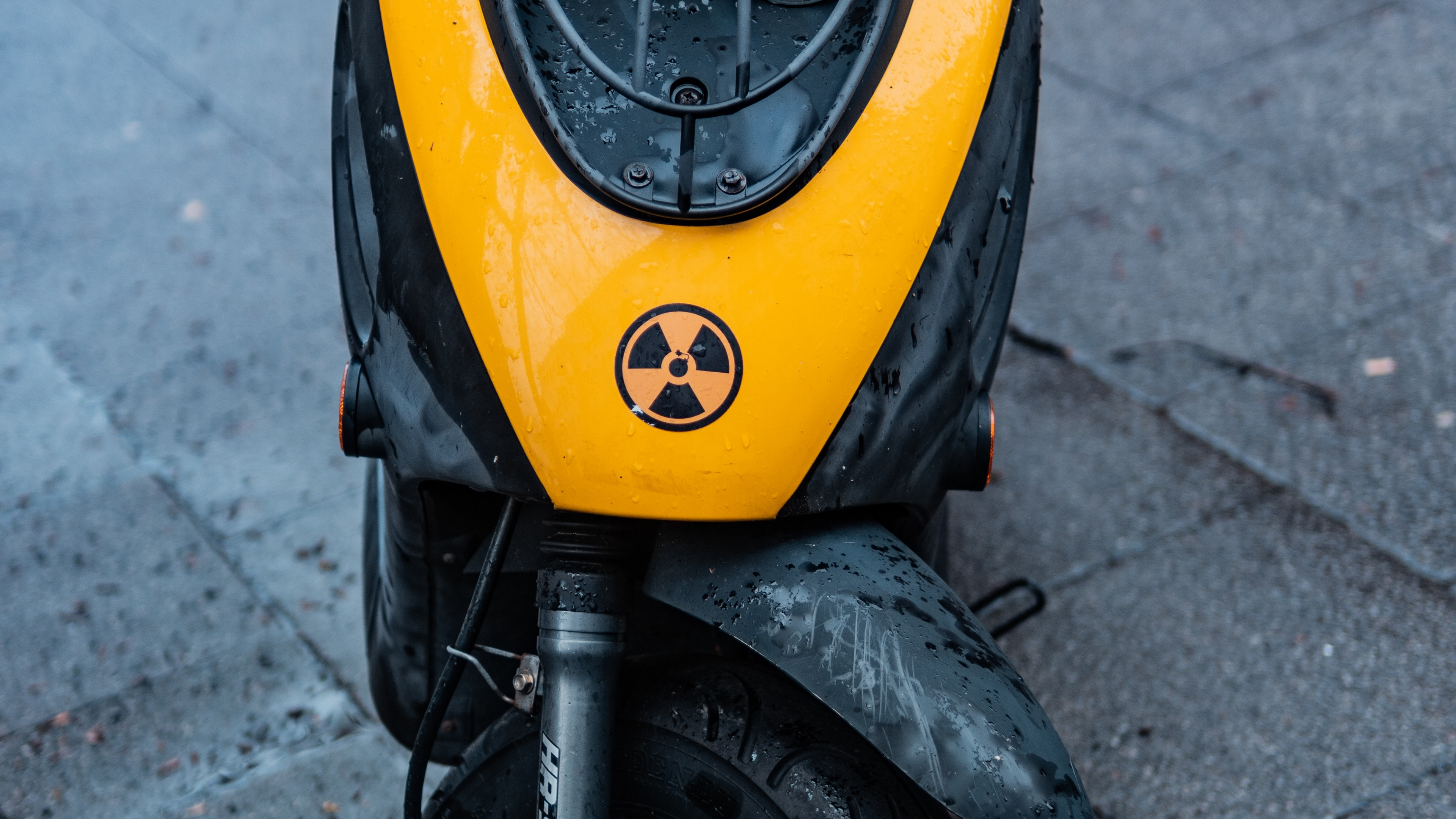Moto Jaune et Noire Sur Route en Béton Gris. Wallpaper in 3840x2160 Resolution