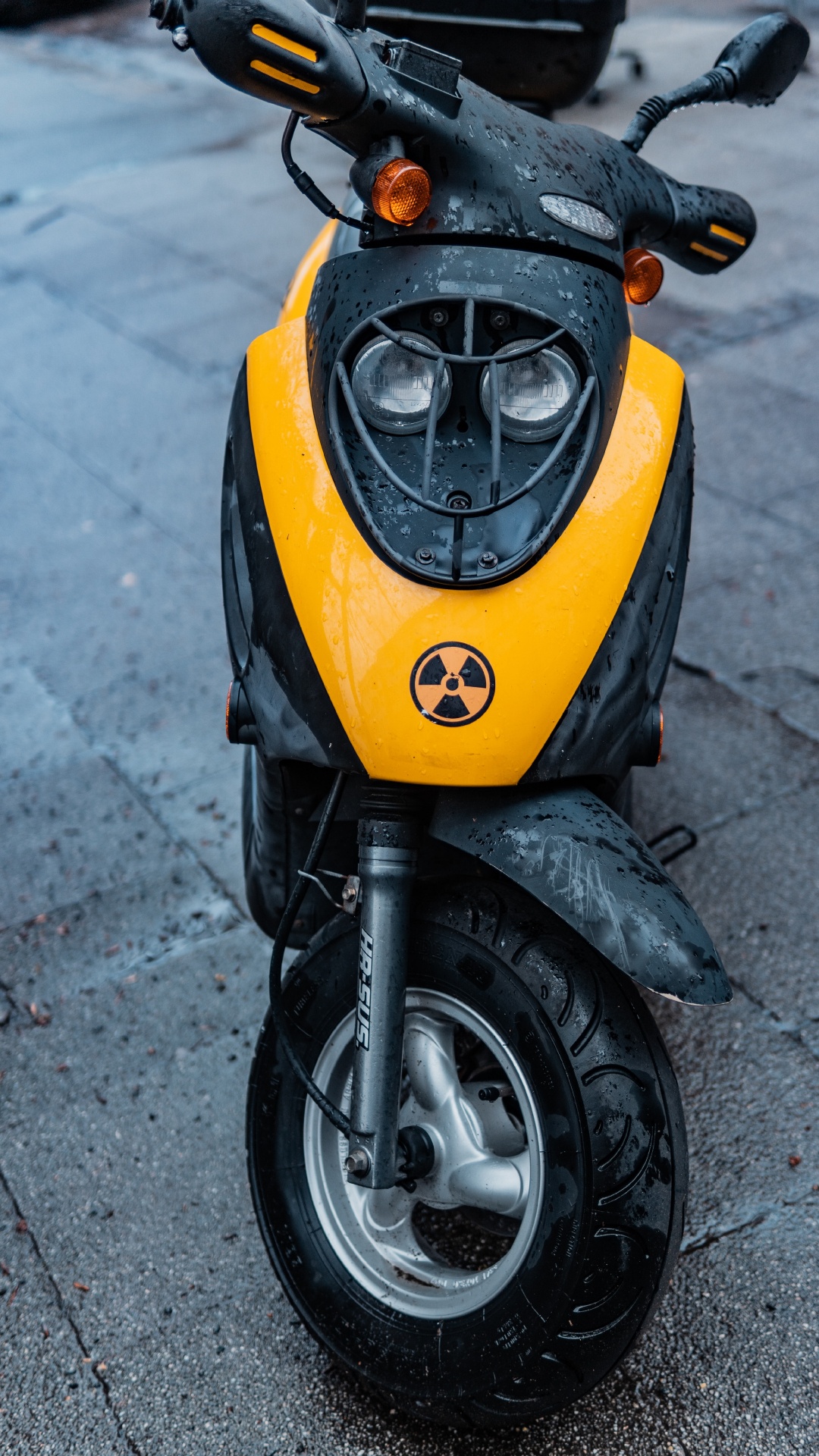 Motocicleta Amarilla y Negra en la Carretera de Hormigón Gris. Wallpaper in 1080x1920 Resolution