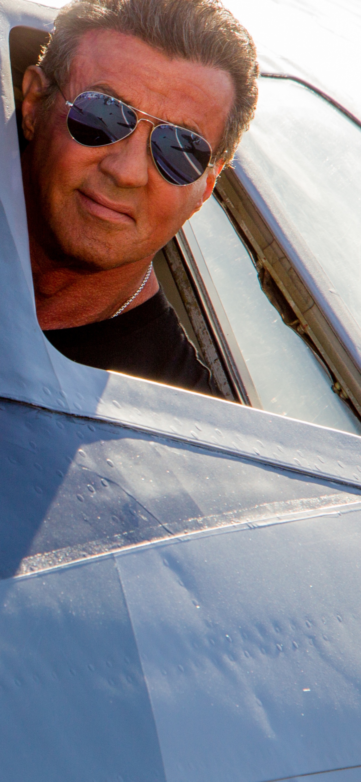 Frau Mit Schwarzer Sonnenbrille im Auto. Wallpaper in 1242x2688 Resolution