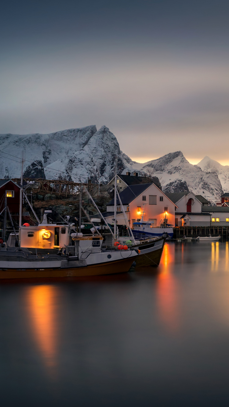 Bateau Sur le Quai Près de la Montagne Pendant la Journée. Wallpaper in 750x1334 Resolution