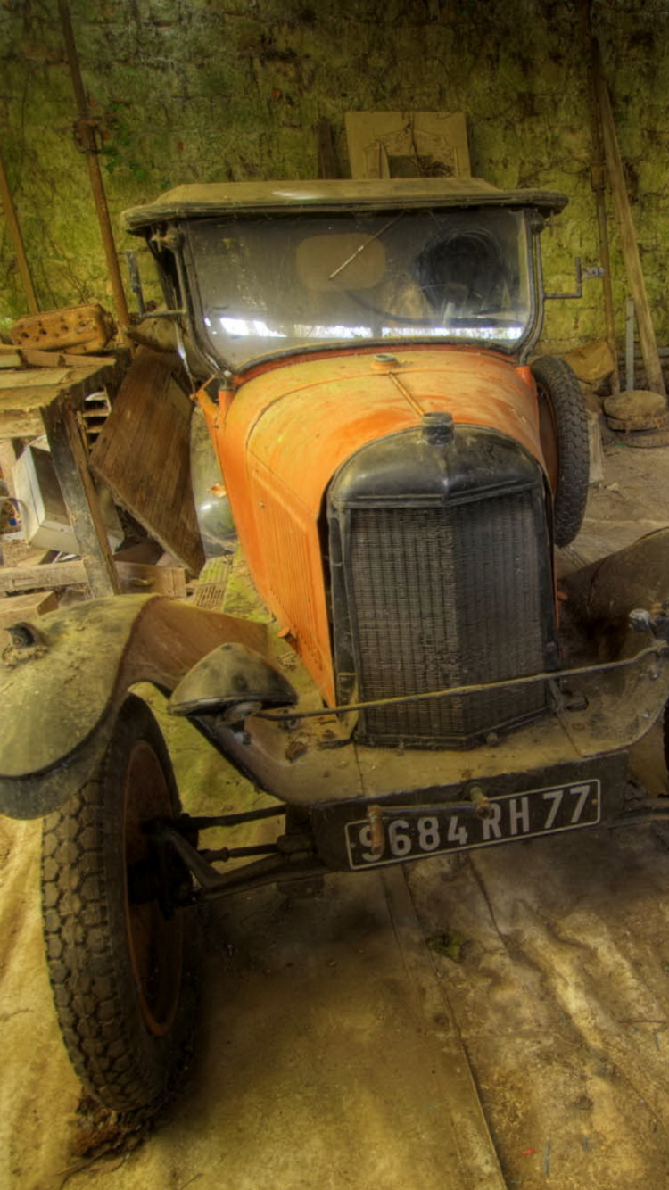 Brauner Und Schwarzer Oldtimer. Wallpaper in 750x1334 Resolution