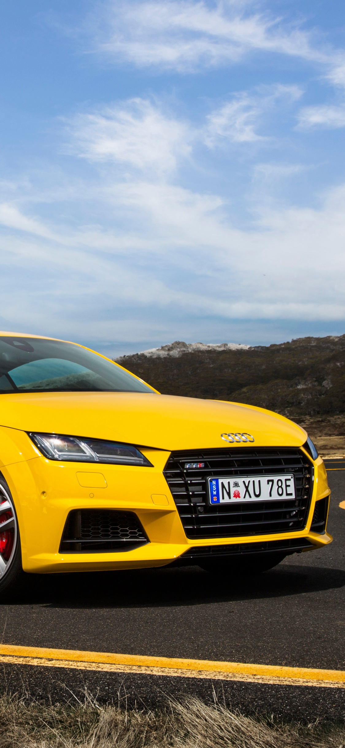 Mercedes Benz Coupe Amarillo en Campo Marrón Durante el Día. Wallpaper in 1125x2436 Resolution