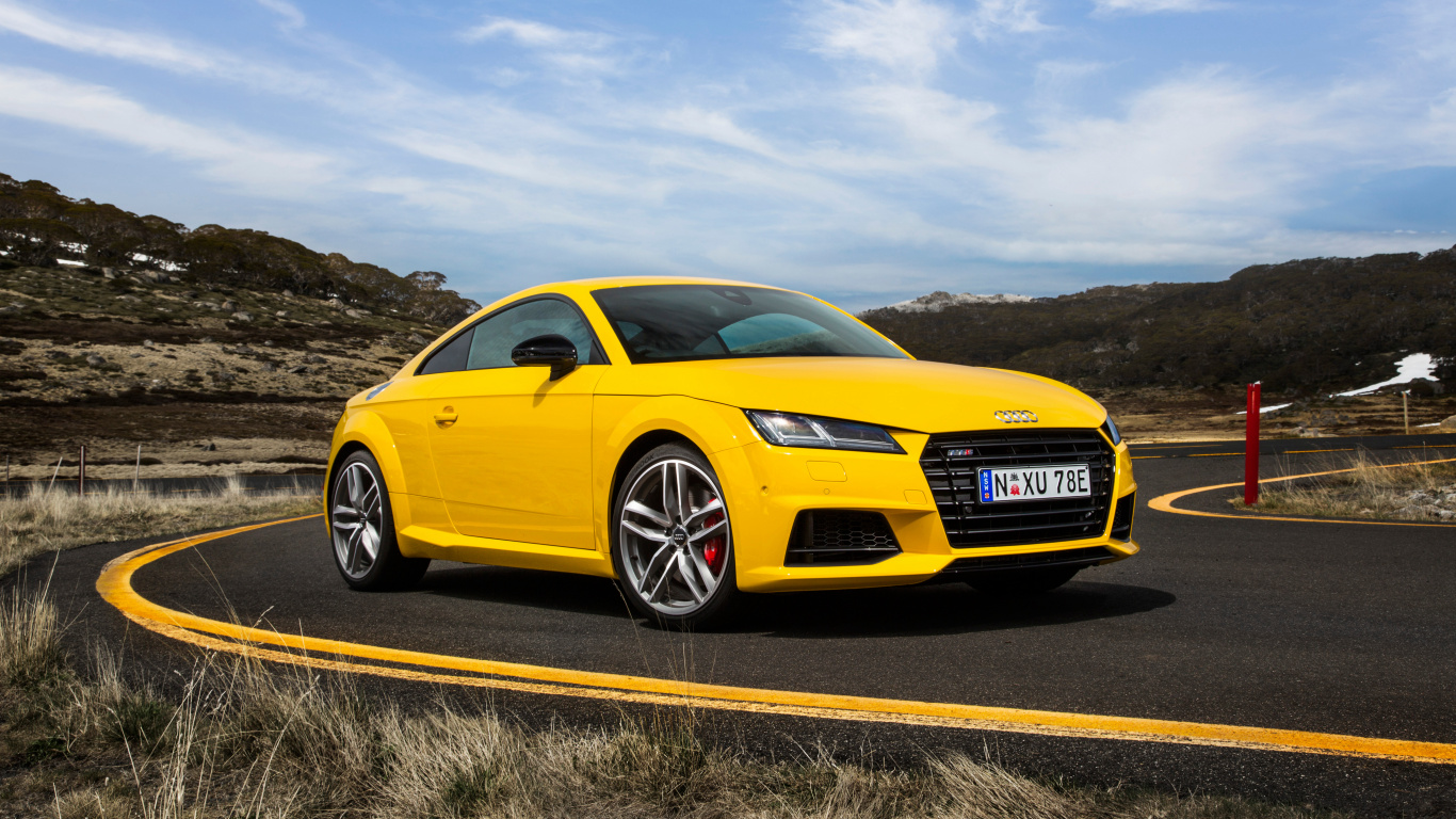 Mercedes Benz Coupé Jaune Sur Champ Brun Pendant la Journée. Wallpaper in 1366x768 Resolution