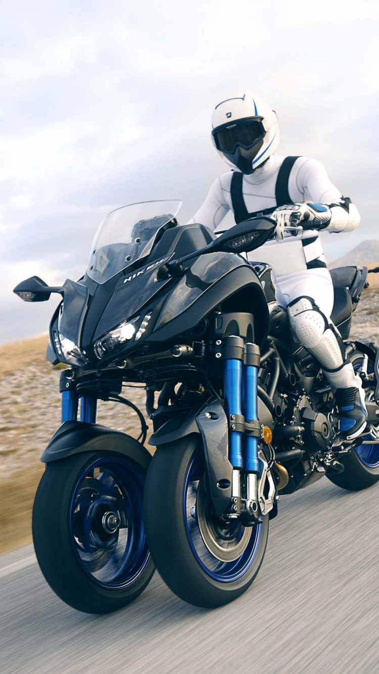 Homme en Costume de Moto Noir et Gris à Cheval Sur Une Moto Noire Sur Une Route Goudronnée Grise Pendant. Wallpaper in 750x1334 Resolution