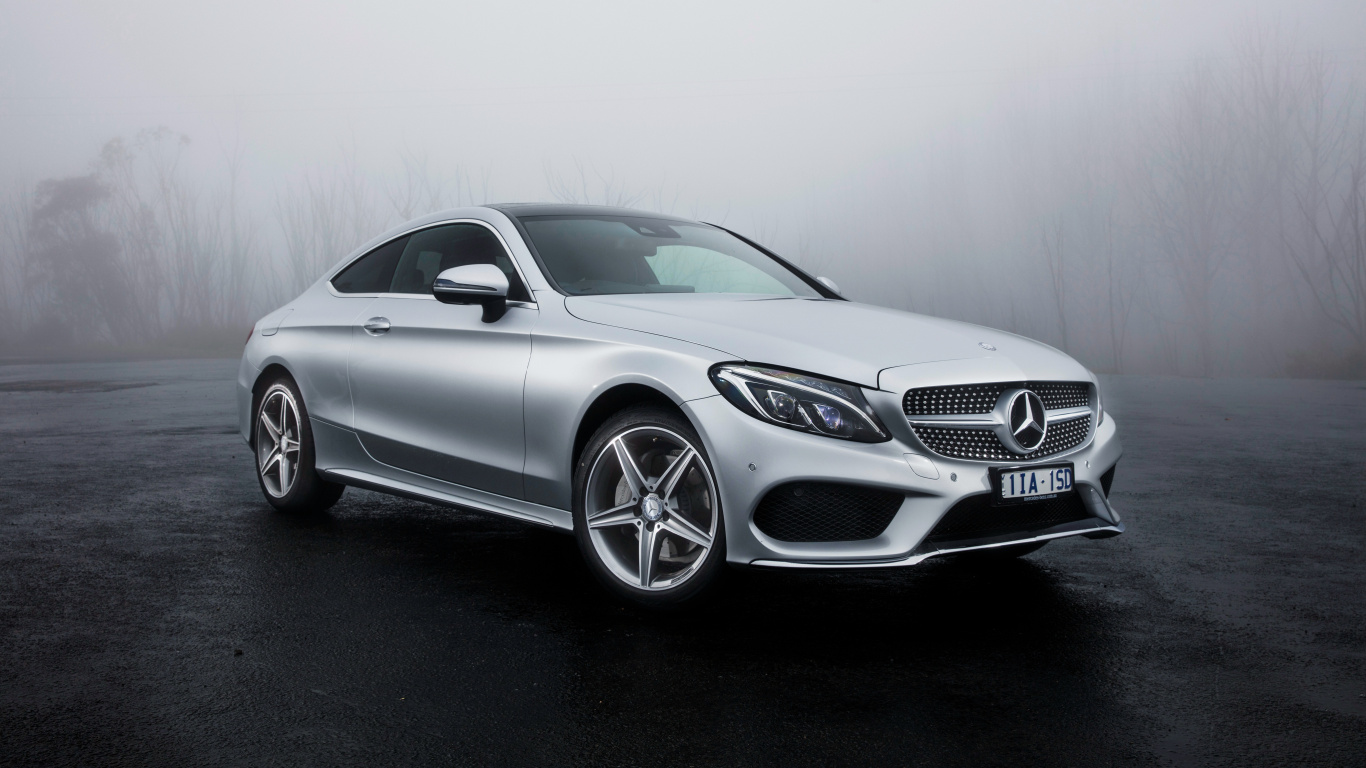 Mercedes Benz Coupe Plateado Sobre Carretera Asfaltada Negra. Wallpaper in 1366x768 Resolution