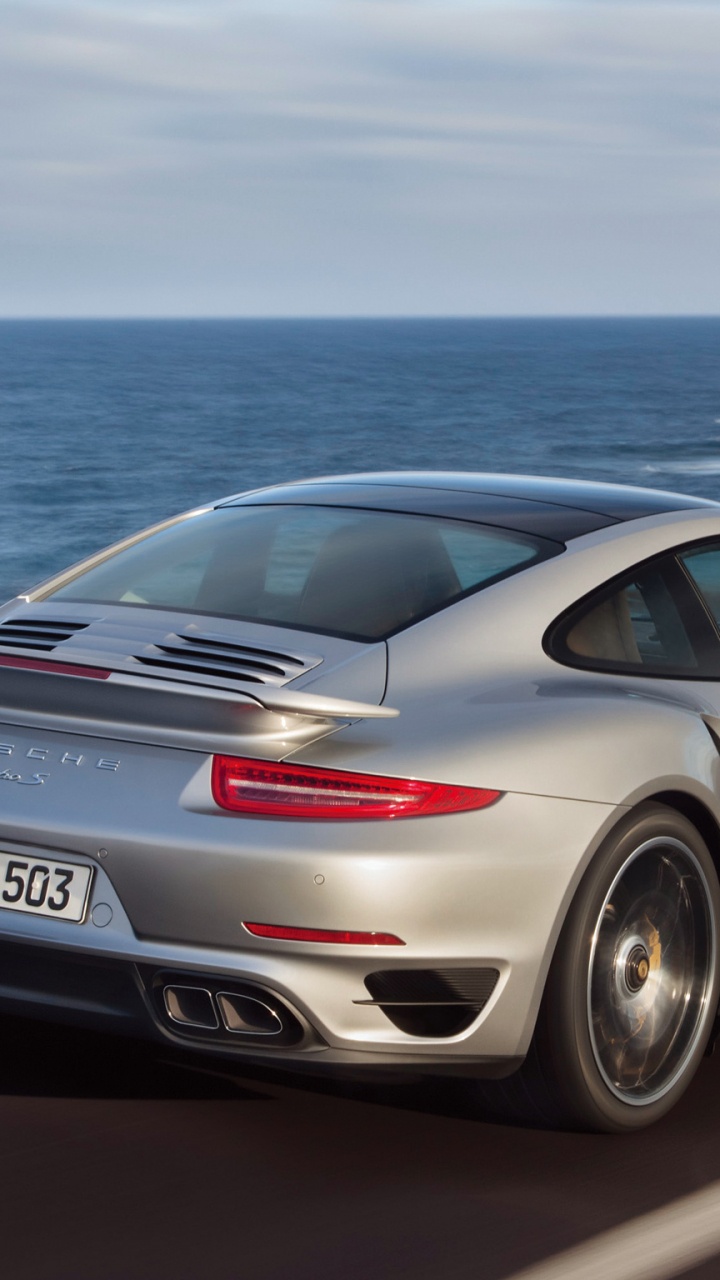 Plata BMW M 3 en la Carretera Durante el Día. Wallpaper in 720x1280 Resolution