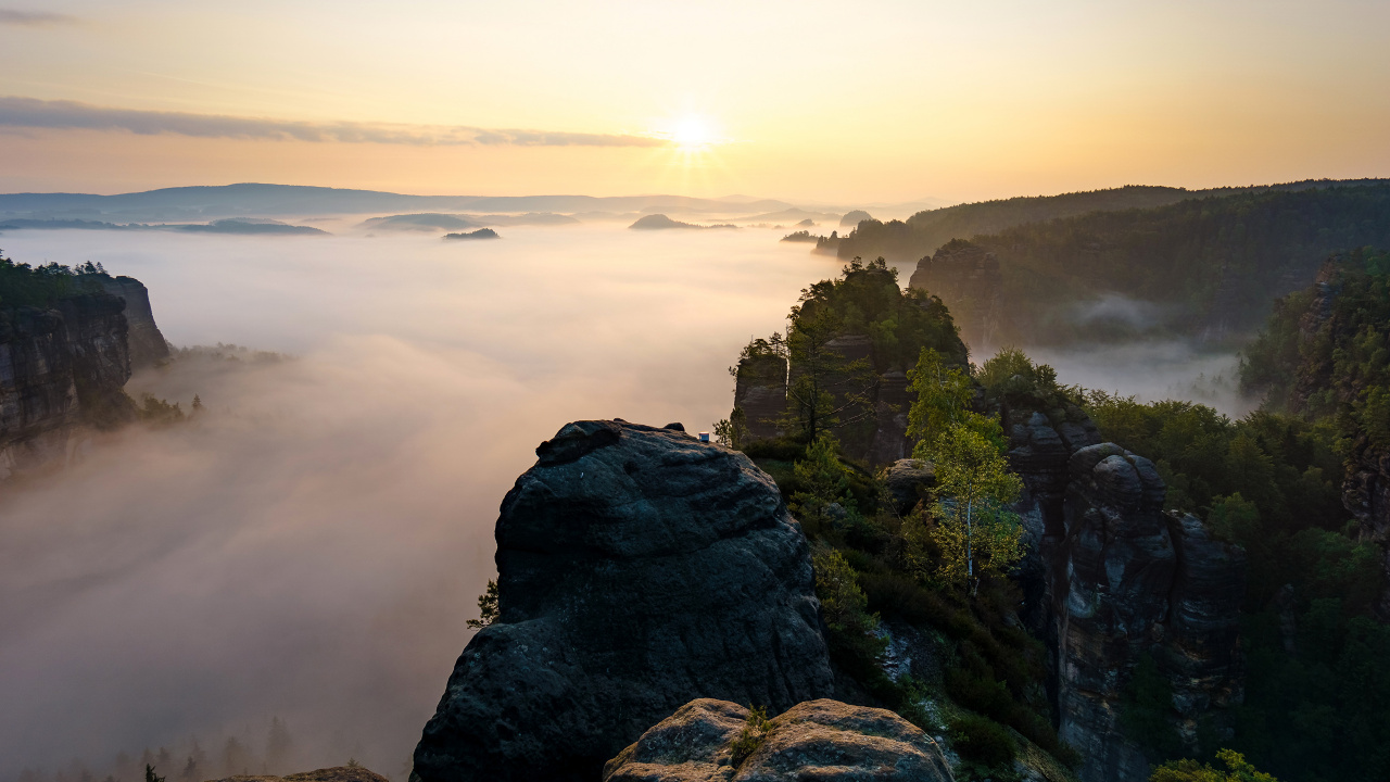 Green and Brown Rock Formation Near Body of Water During Daytime. Wallpaper in 1280x720 Resolution