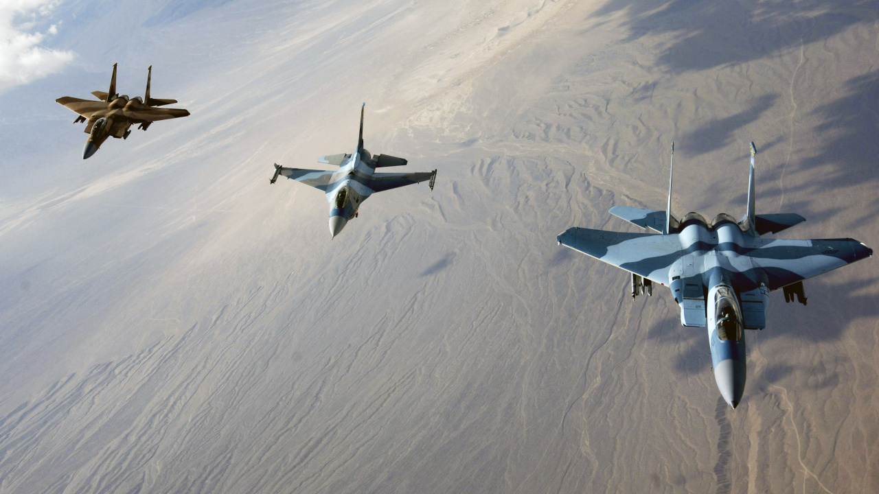 Avión a Reacción Blanco Sobre Arena Blanca Durante el Día. Wallpaper in 1280x720 Resolution