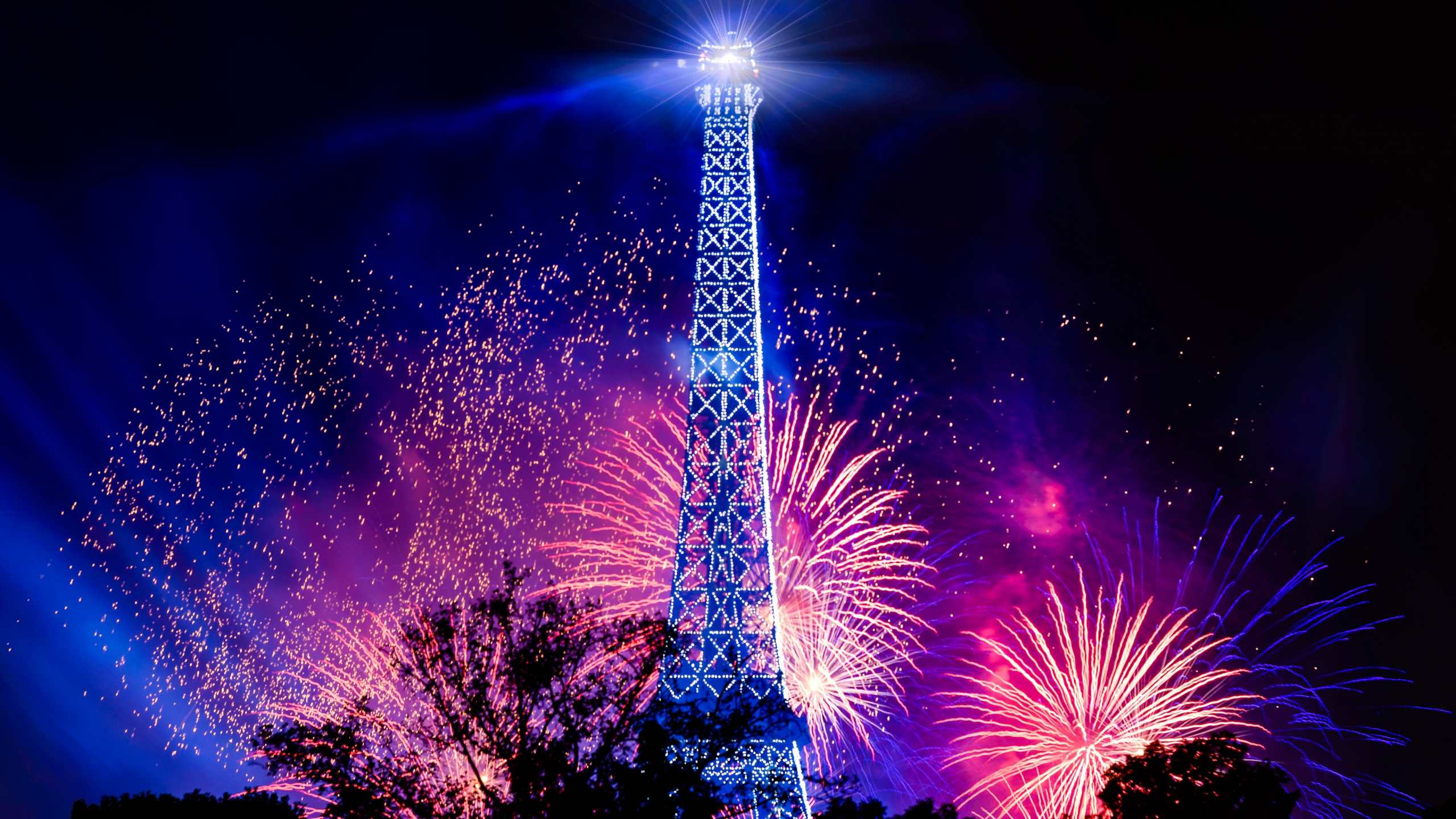 Eiffel Tower, Louvre Museum, Paris Texas Eiffel Tower, Tower, Fireworks. Wallpaper in 2560x1440 Resolution