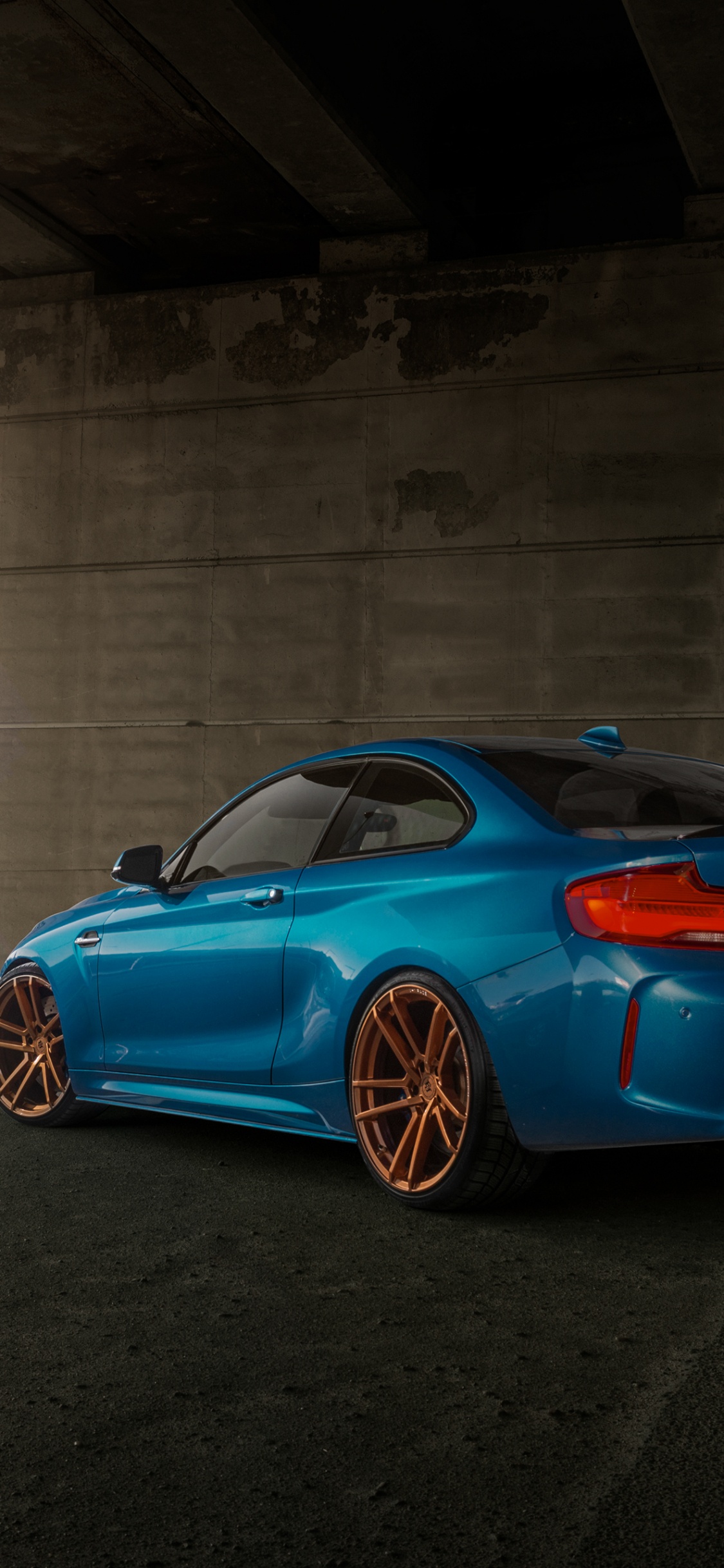 Bleu Bmw m 3 Coupé Garé Dans Tunnel. Wallpaper in 1125x2436 Resolution