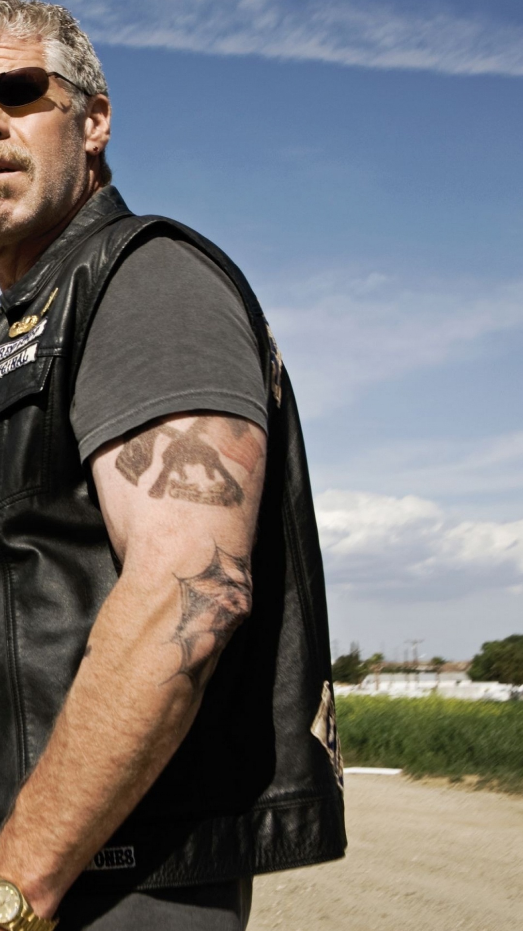 Mann im Schwarzen Hemd Mit Knöpfen, Das Gewehr Hält. Wallpaper in 1080x1920 Resolution