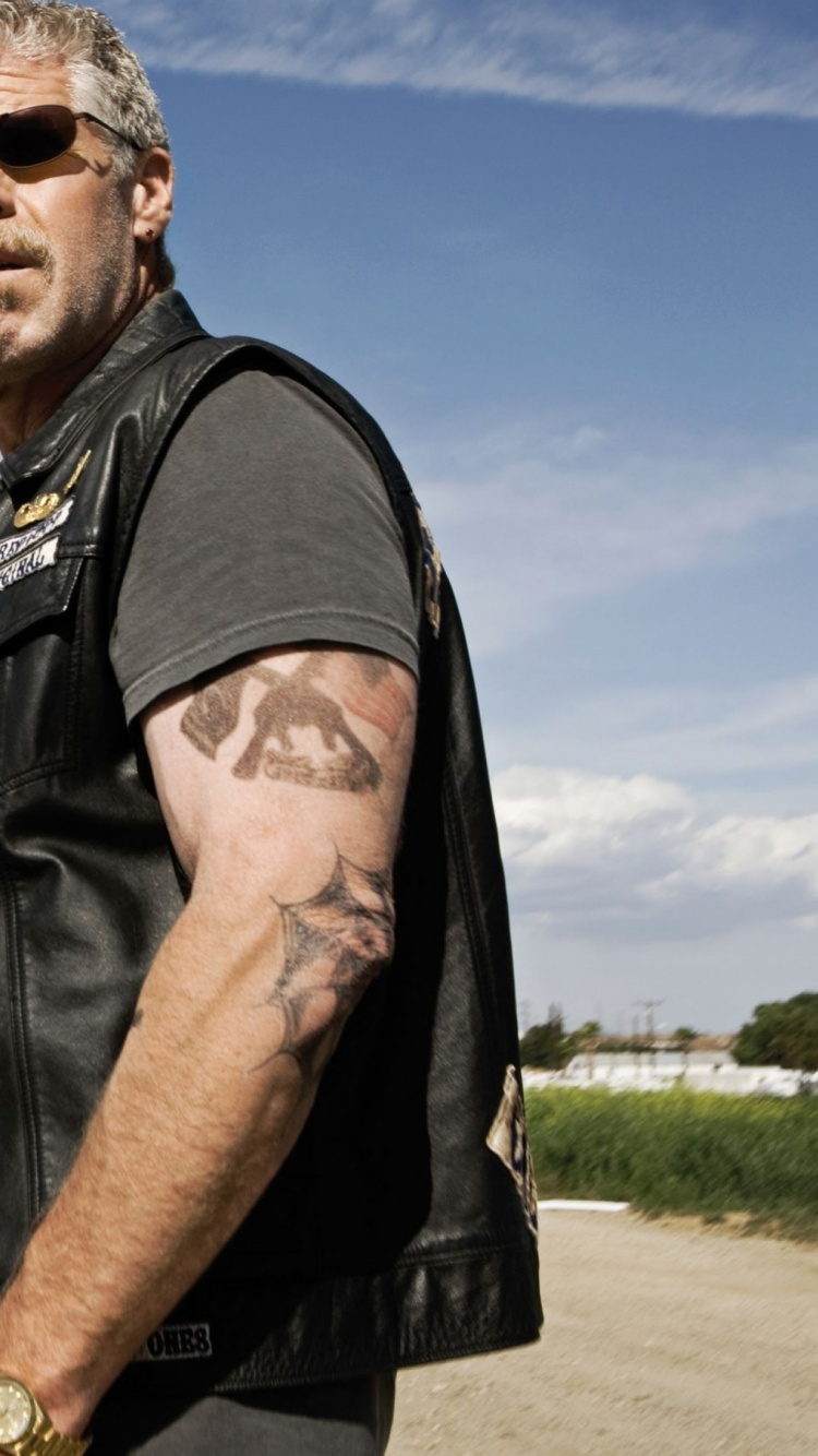 Mann im Schwarzen Hemd Mit Knöpfen, Das Gewehr Hält. Wallpaper in 750x1334 Resolution