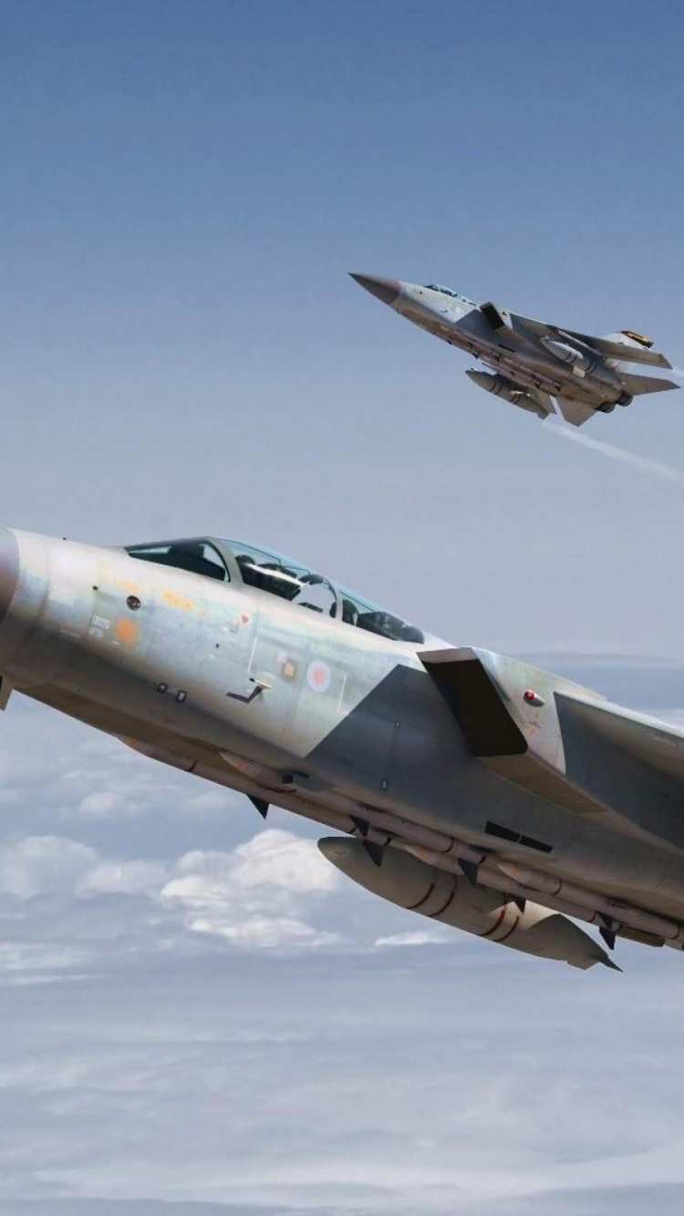 Grauer Kampfjet, Der Tagsüber am Himmel Fliegt. Wallpaper in 750x1334 Resolution