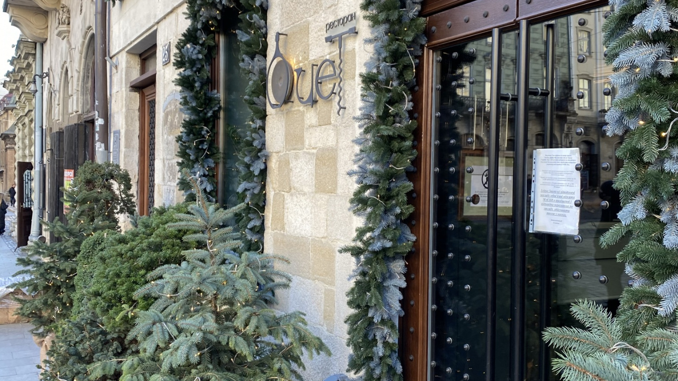 Fenster, Blumentopf, Tür, Haus, Zimmerpflanze. Wallpaper in 1366x768 Resolution