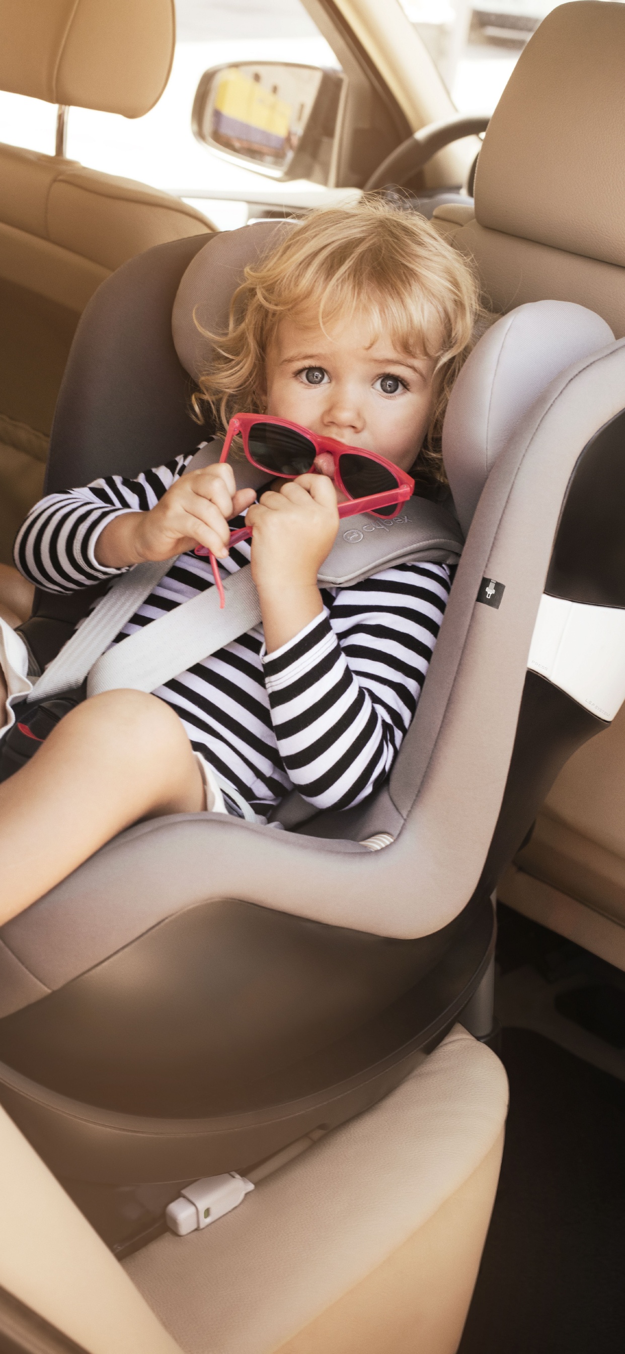 Siège de Voiture, Jambe, Cuisse, Enfant, Voiture. Wallpaper in 1242x2688 Resolution