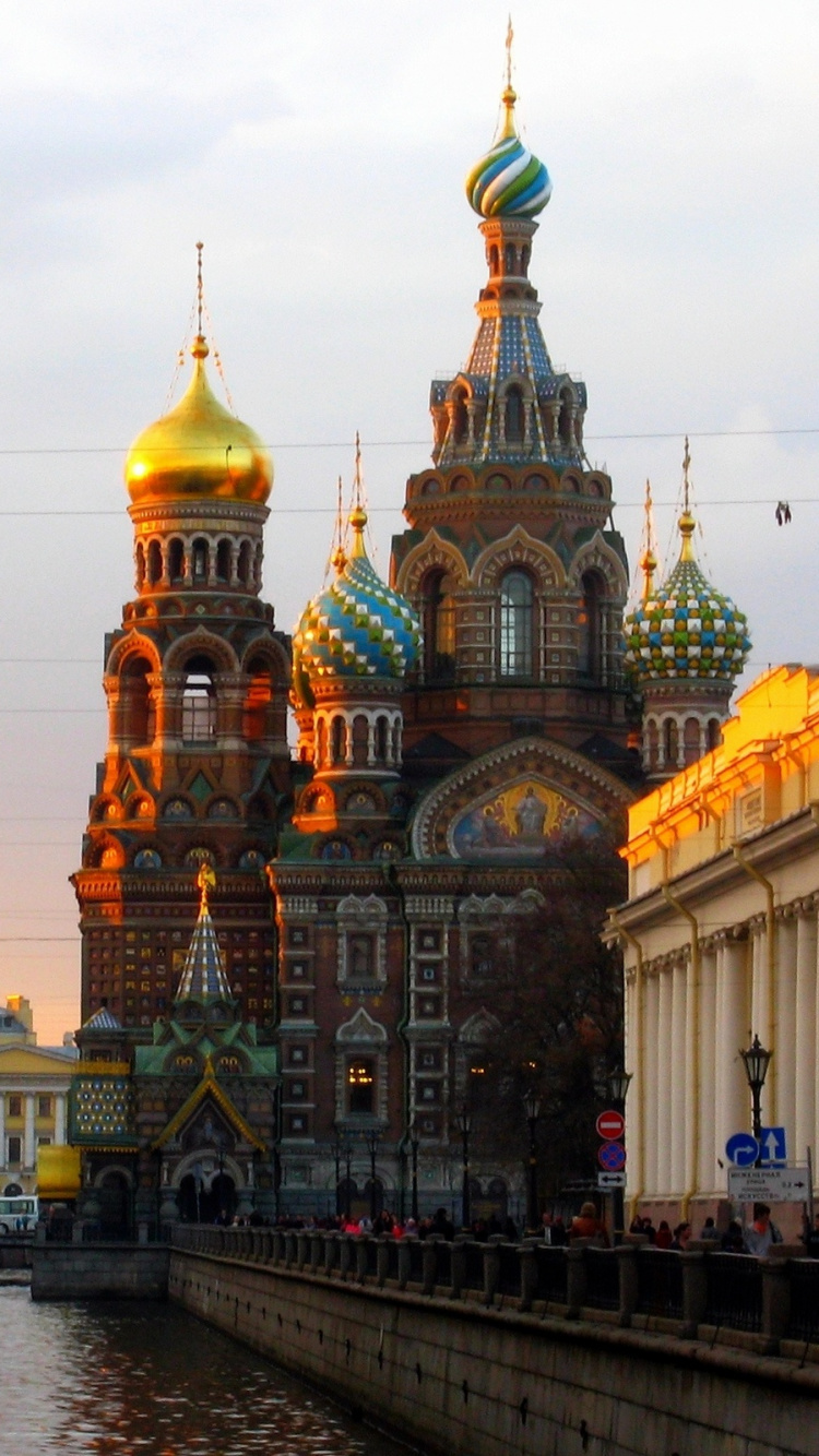 Bâtiment en Béton Marron et Blanc Près D'un Plan D'eau Pendant la Journée. Wallpaper in 750x1334 Resolution