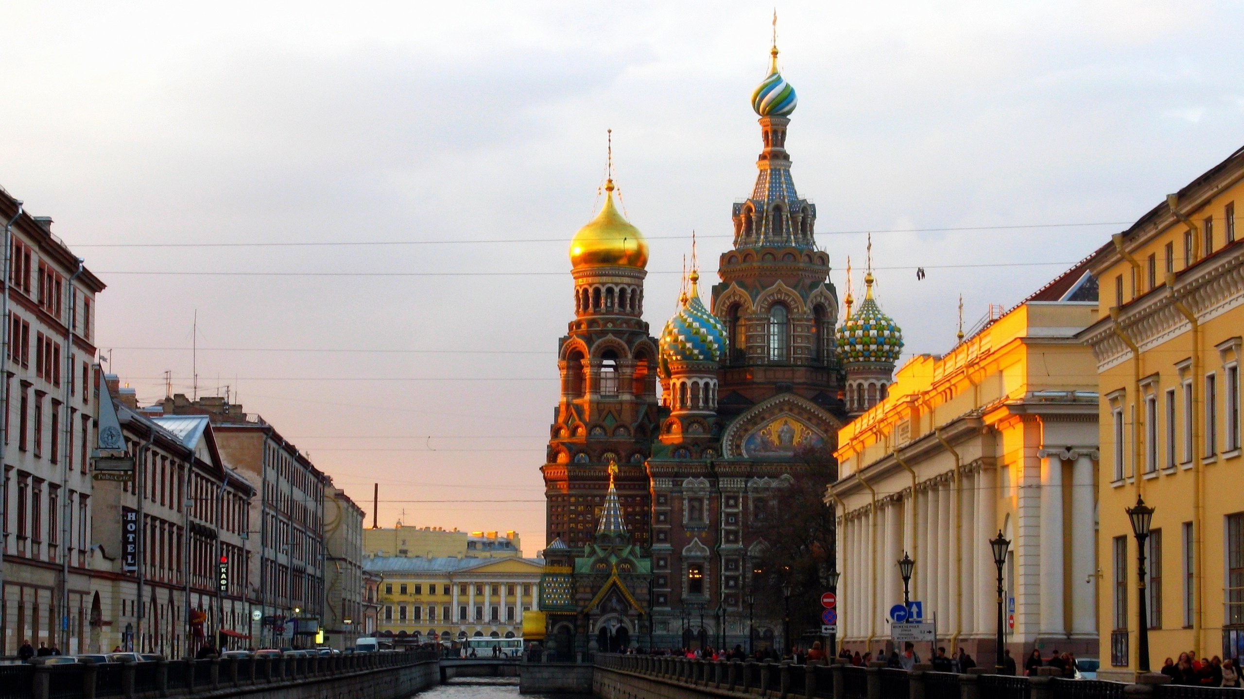 Edificio de Hormigón Marrón y Blanco Cerca Del Cuerpo de Agua Durante el Día. Wallpaper in 2560x1440 Resolution