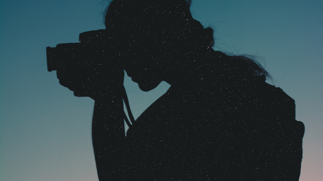 Silhouette Einer Frau Mit Kamera. Wallpaper in 1366x768 Resolution