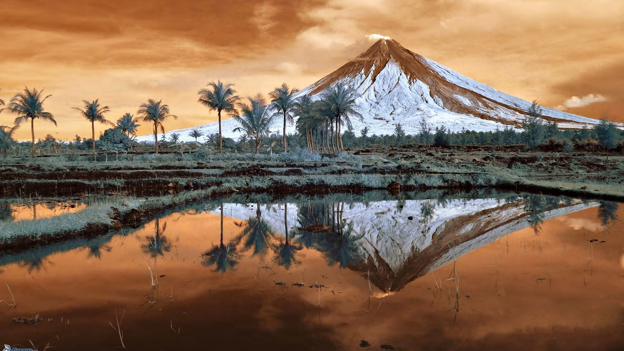 Brauner Und Weißer Berg in Der Nähe Eines Gewässers Während Des Sonnenuntergangs. Wallpaper in 1280x720 Resolution