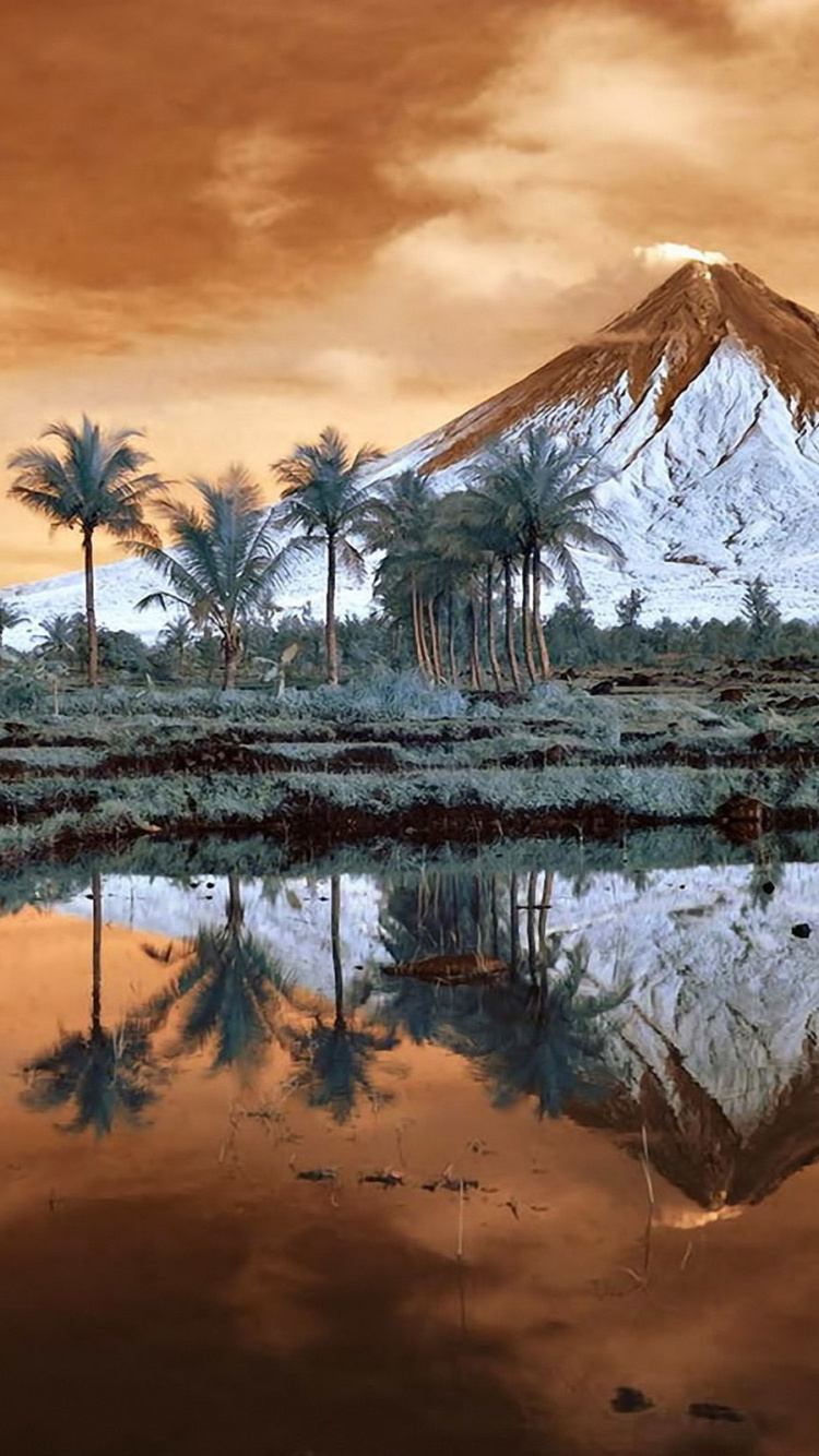 Brauner Und Weißer Berg in Der Nähe Eines Gewässers Während Des Sonnenuntergangs. Wallpaper in 750x1334 Resolution