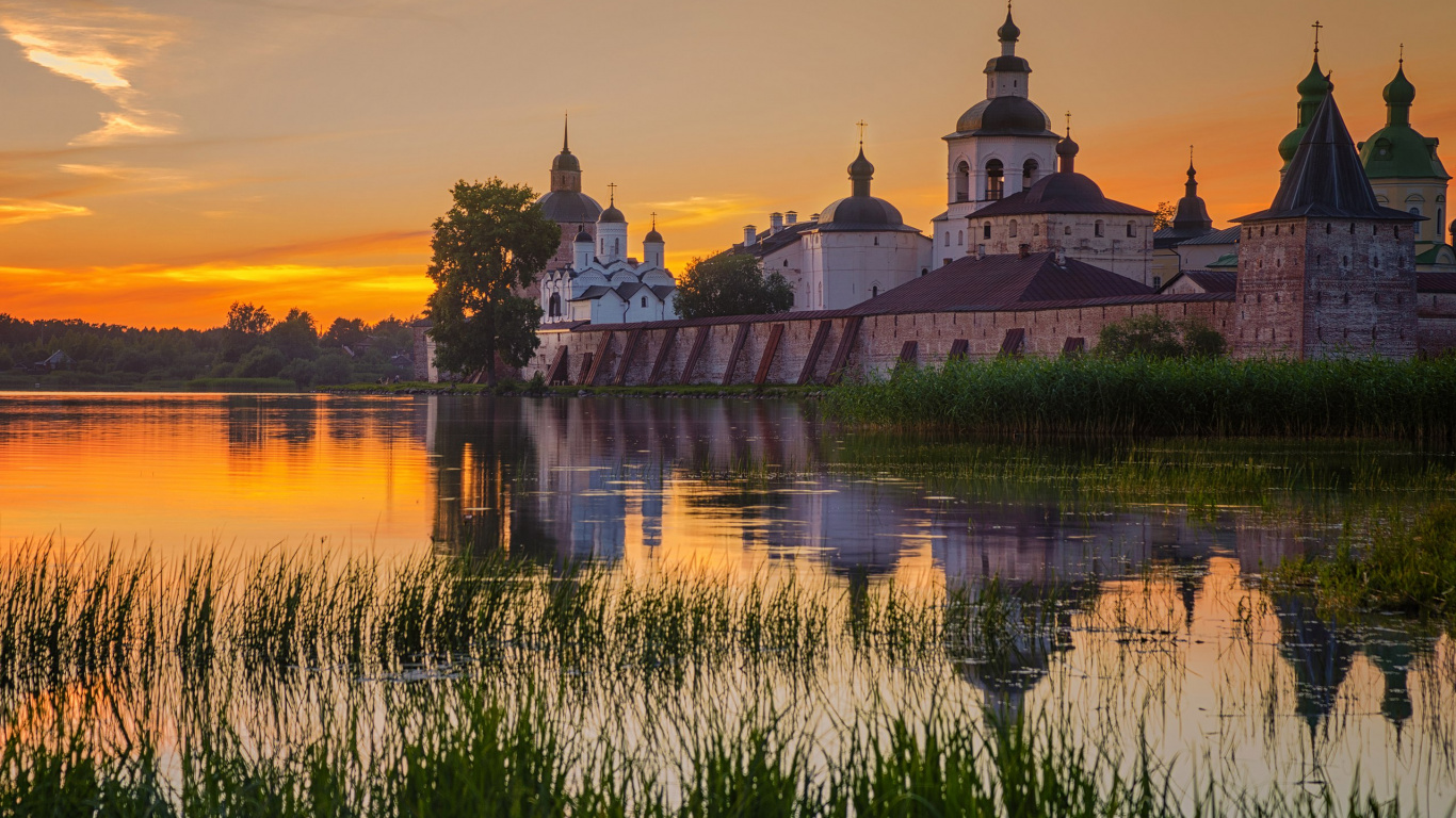 Edificio de Hormigón Blanco y Marrón Cerca Del Cuerpo de Agua Durante la Puesta de Sol. Wallpaper in 1366x768 Resolution