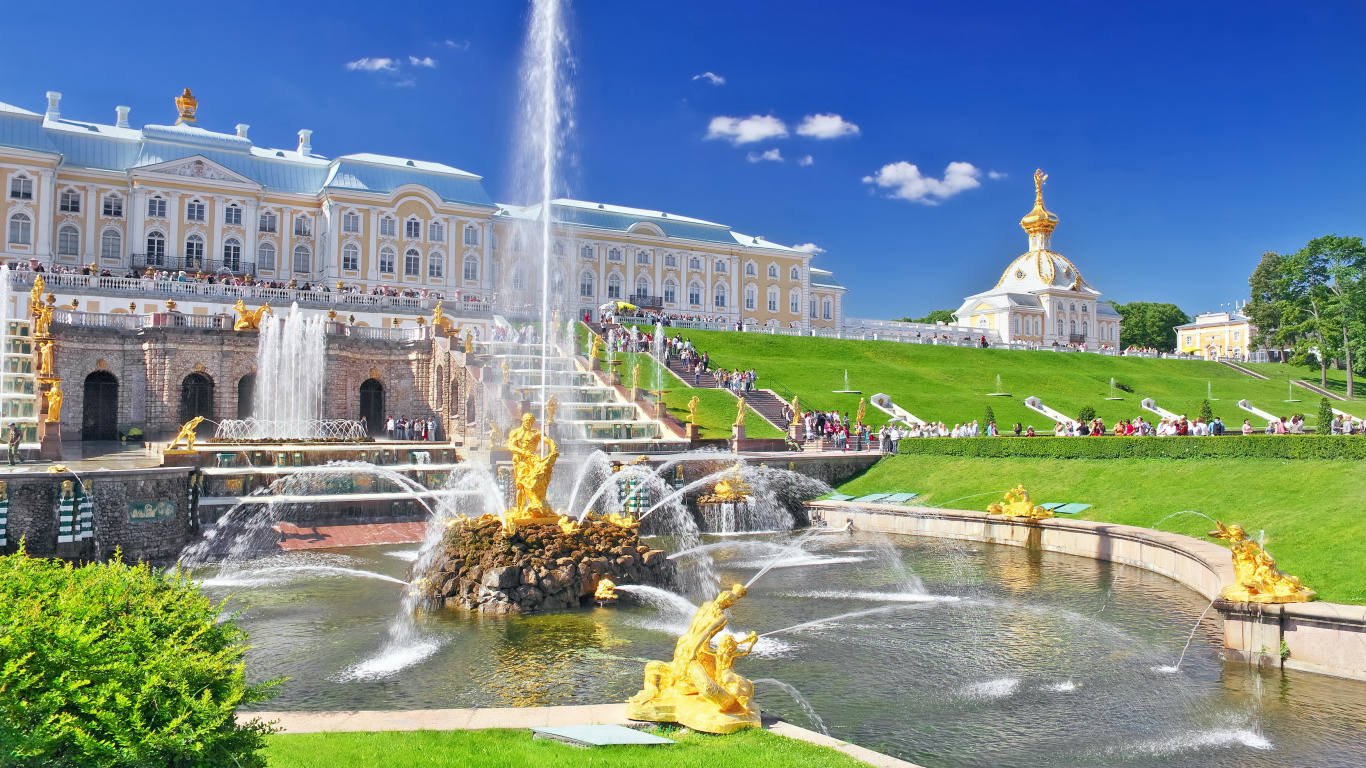 Fountain in Front of White Building. Wallpaper in 1366x768 Resolution