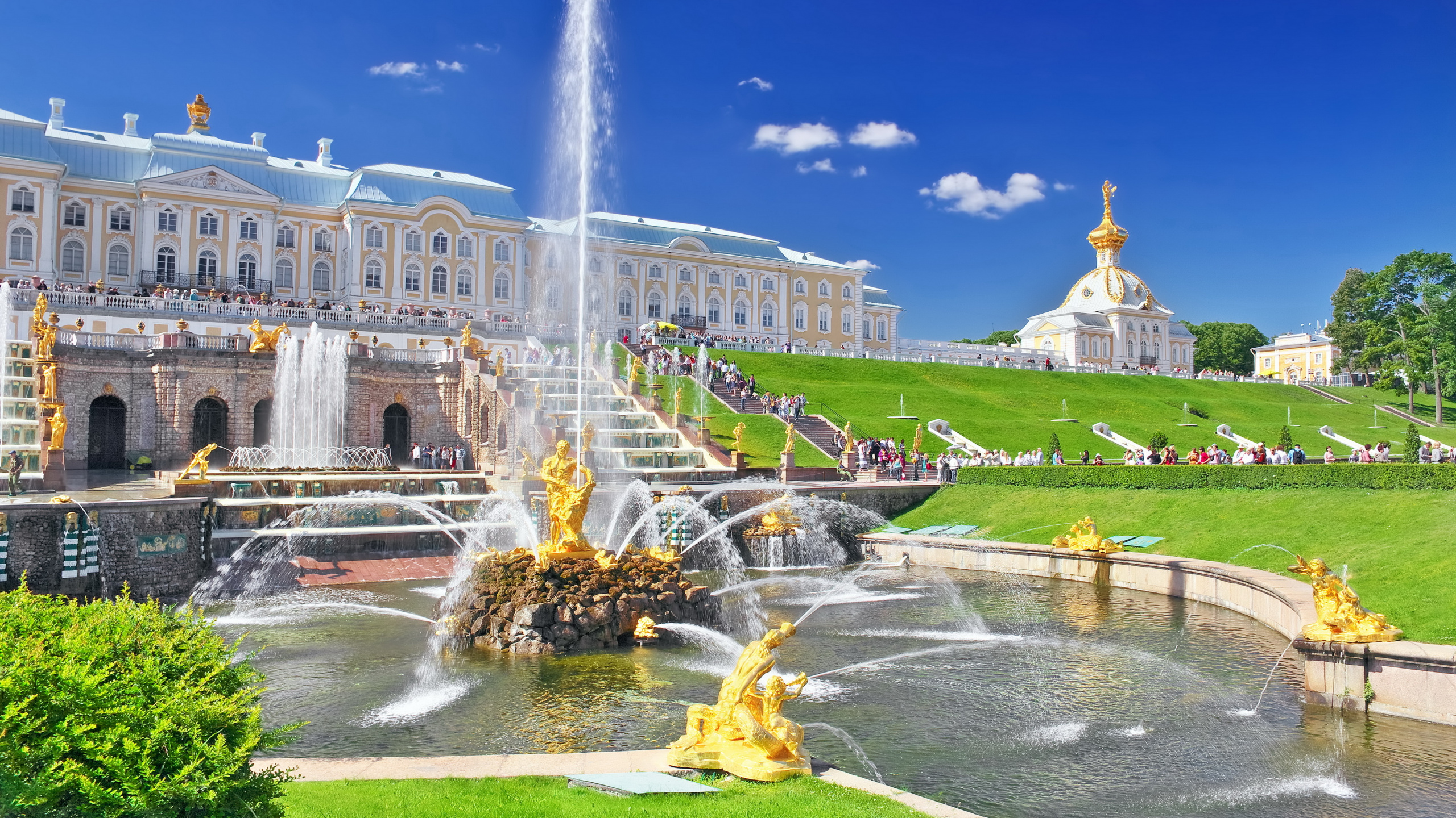 Fountain in Front of White Building. Wallpaper in 2560x1440 Resolution
