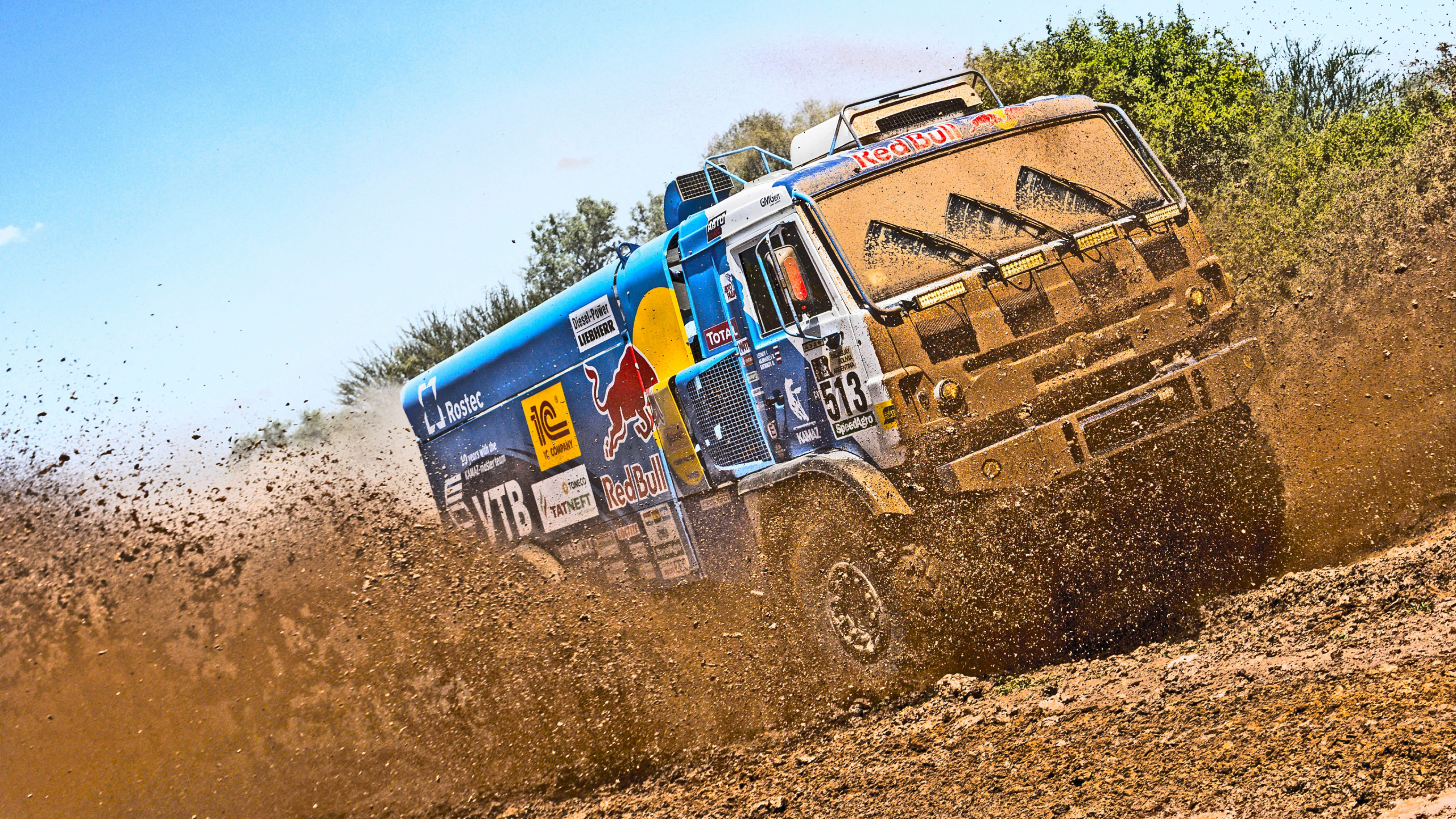 Furgoneta Roja y Azul en Campo Marrón Durante el Día. Wallpaper in 2560x1440 Resolution